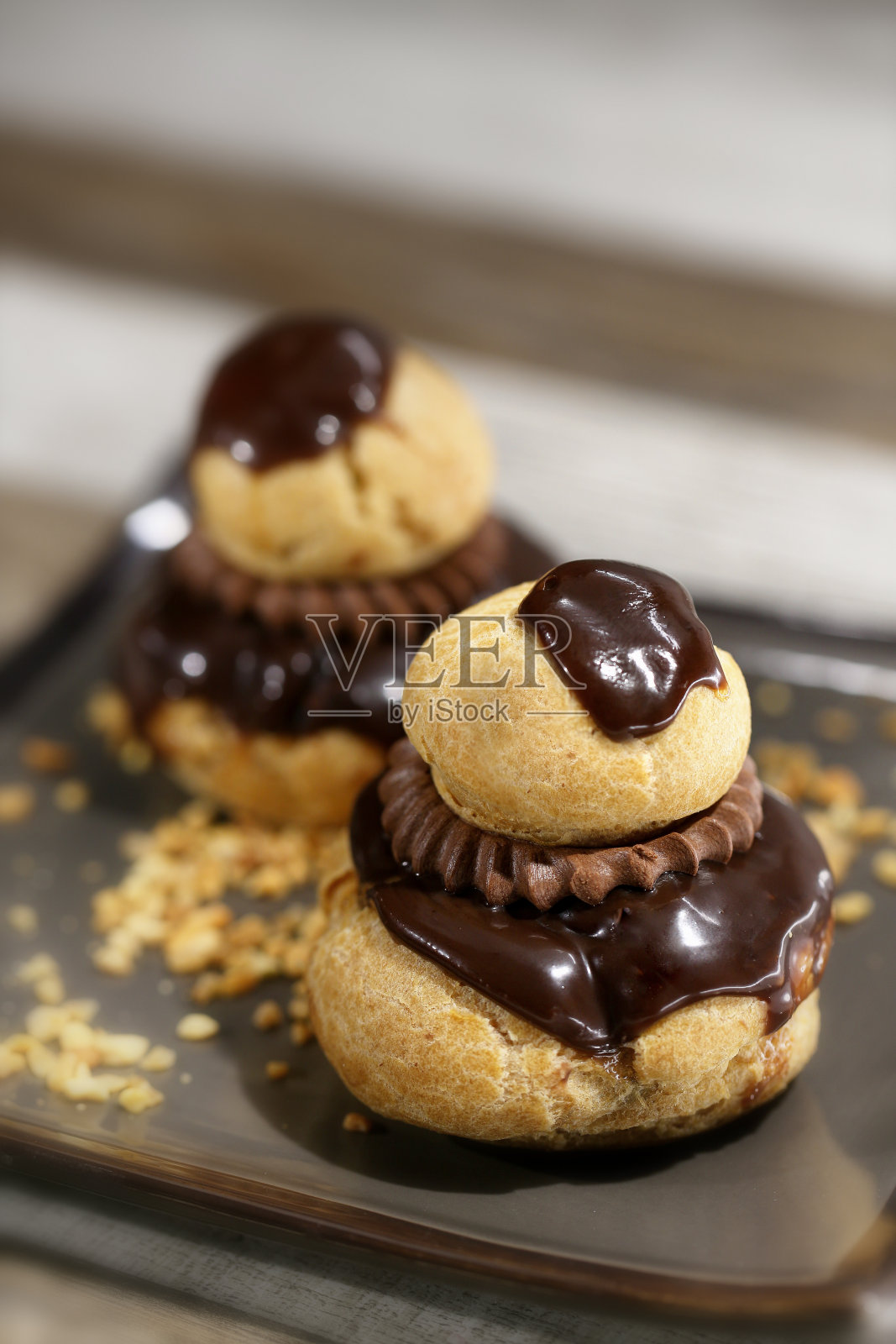 桌上放着法式巧克力糕点照片摄影图片