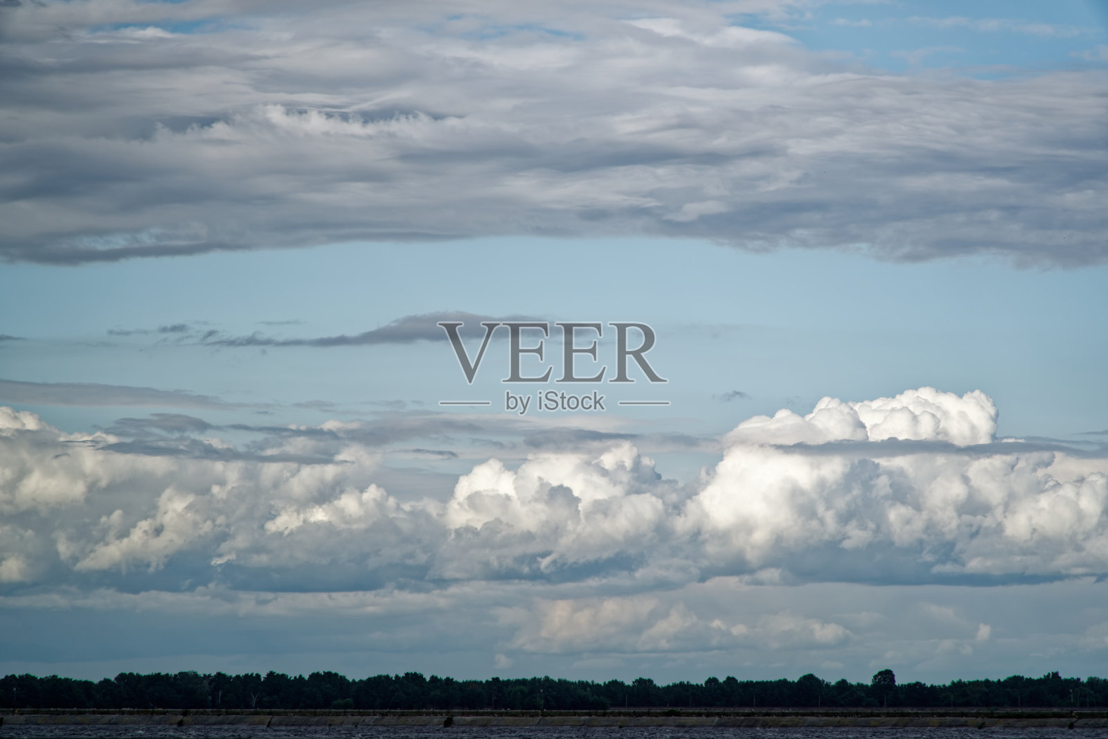 云下暴雨下江水,抄空下江水照片摄影图片