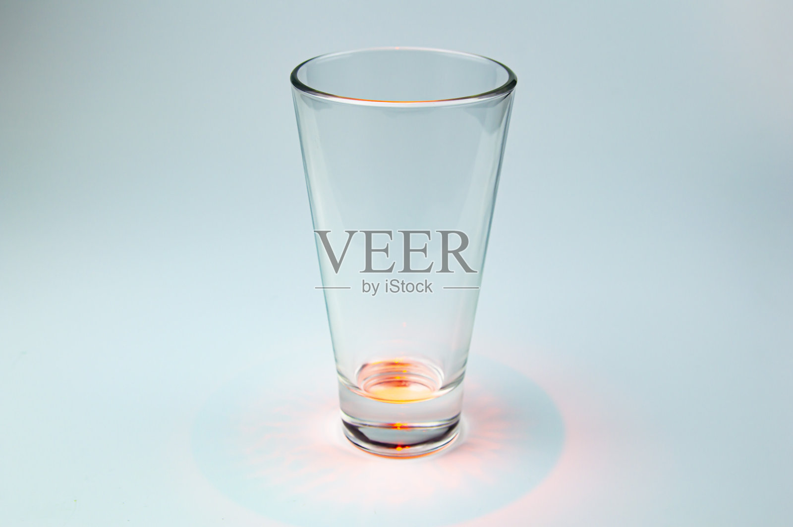 空玻璃透明玻璃,彩色照明。照片摄影图片