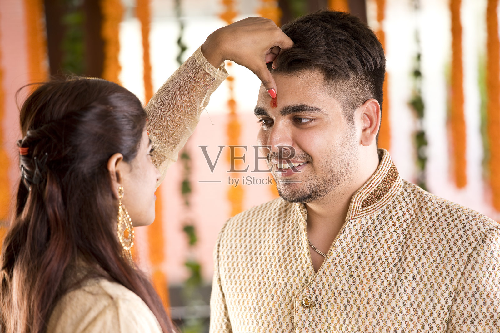 妹妹在拉克沙班丹上向弟弟申请提拉卡照片摄影图片