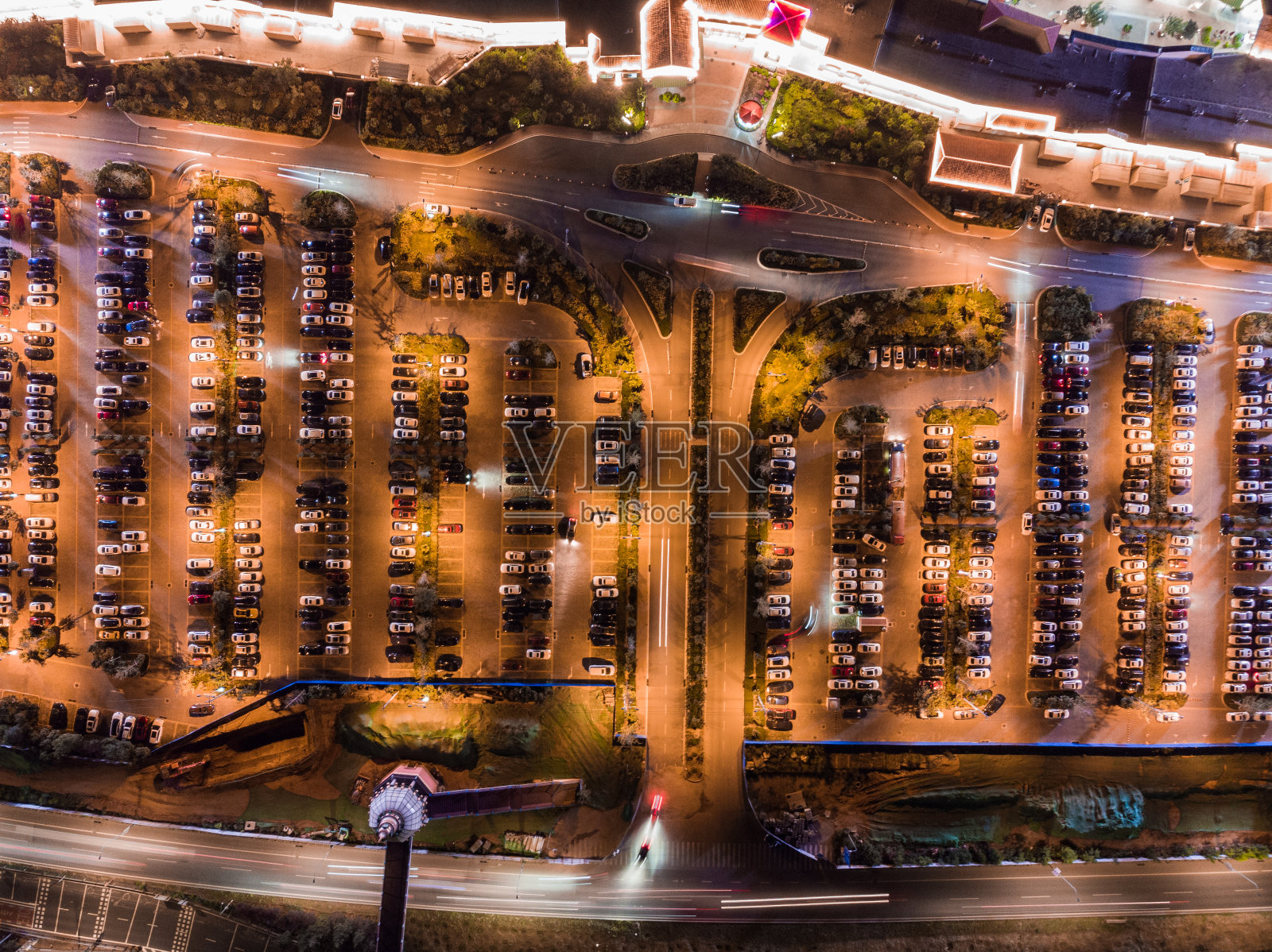 夜间室外停车场的无人机视图照片摄影图片