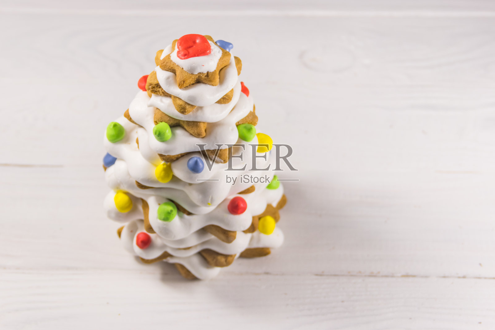 姜饼圣诞树用釉面装饰在白色木桌上照片摄影图片