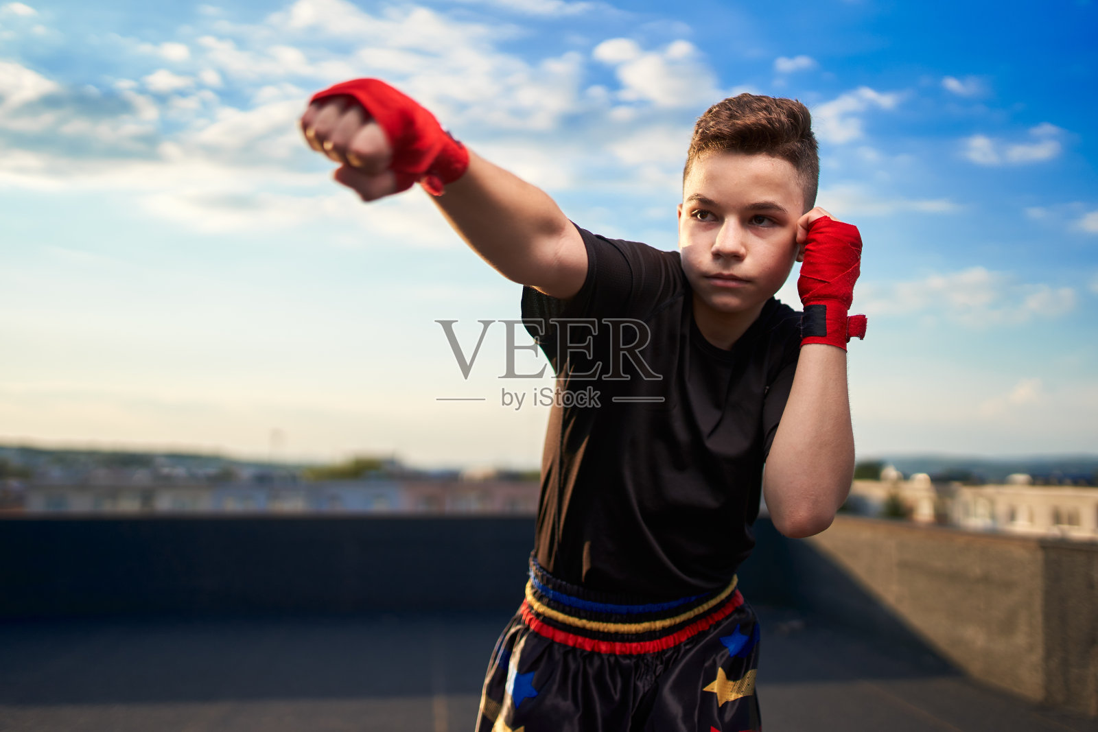 年轻的战士在屋顶上训练照片摄影图片