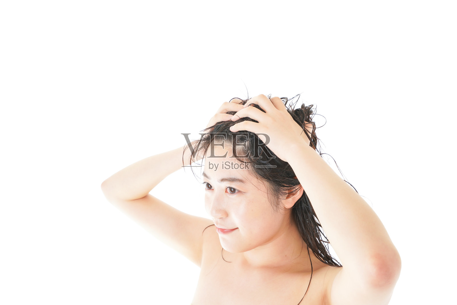 年轻女子在洗头照片摄影图片