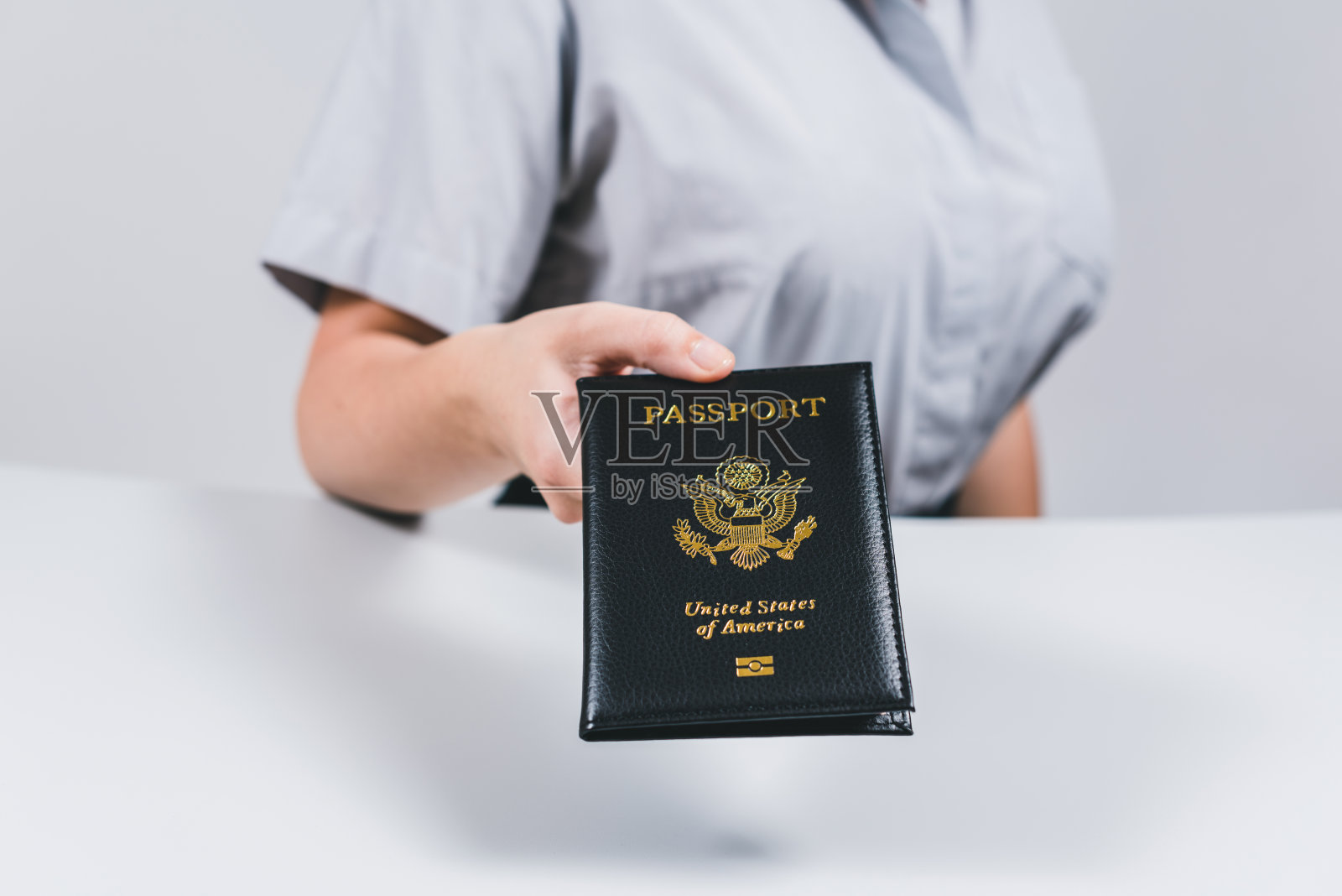 机场的出入境和护照检查。持有美国公民美国护照的女性边境管制官。概念照片摄影图片