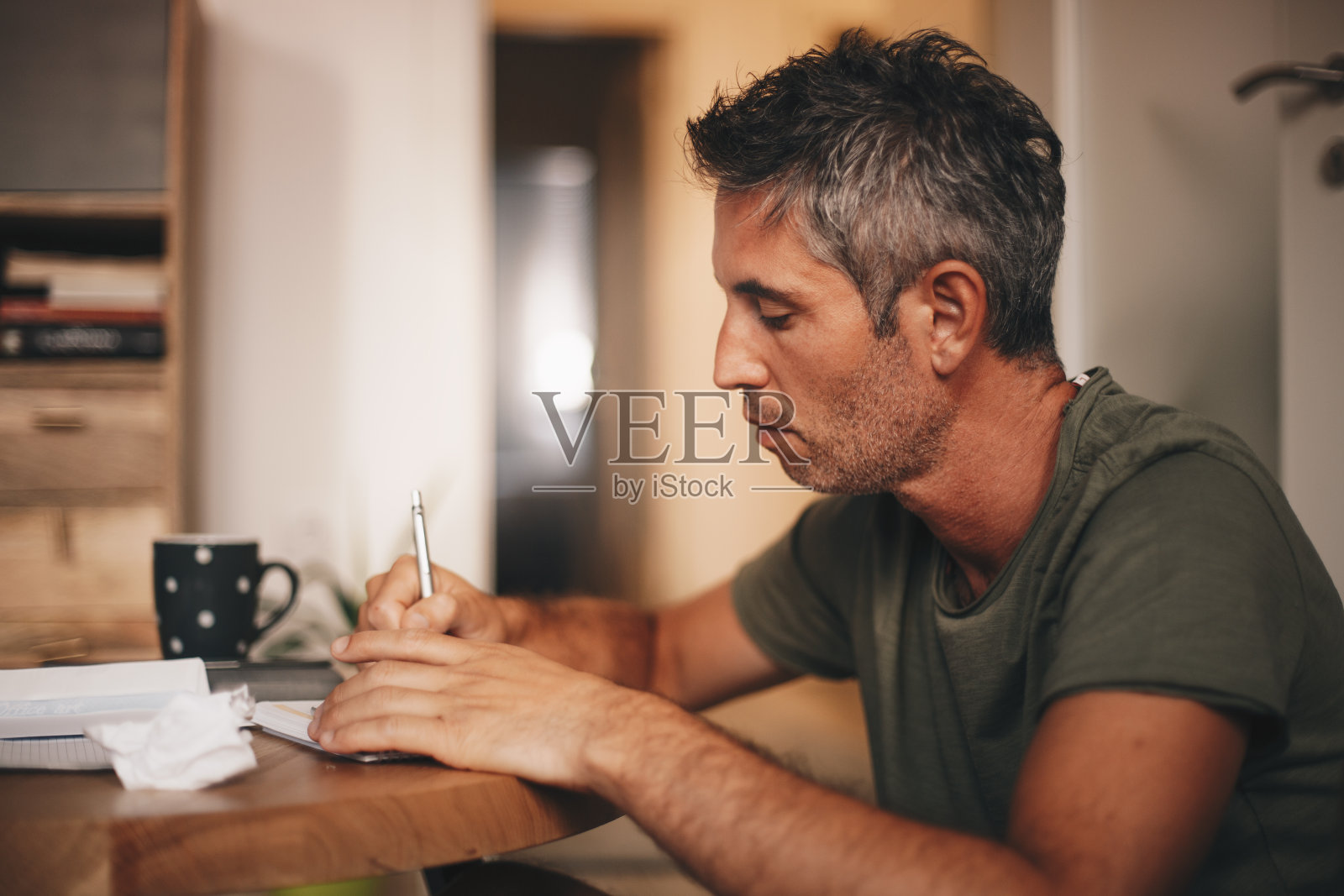 有头痛和经济问题的男人照片摄影图片