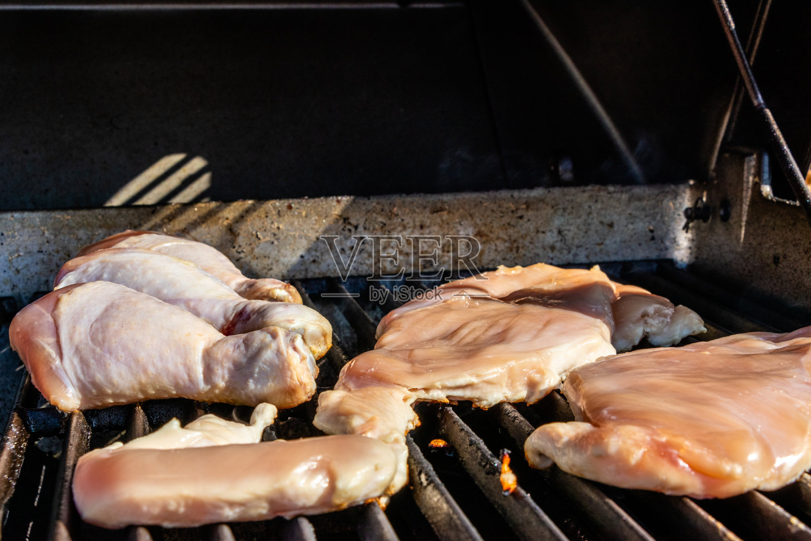 鸡腿和鸡胸放在烤架上。卡尔加里,加拿大阿尔伯塔省照片摄影图片