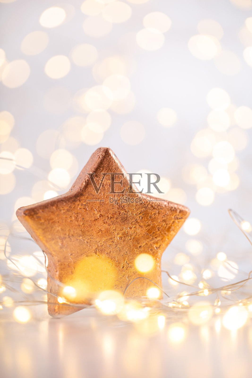 圣诞背景用散景星星装饰。照片摄影图片