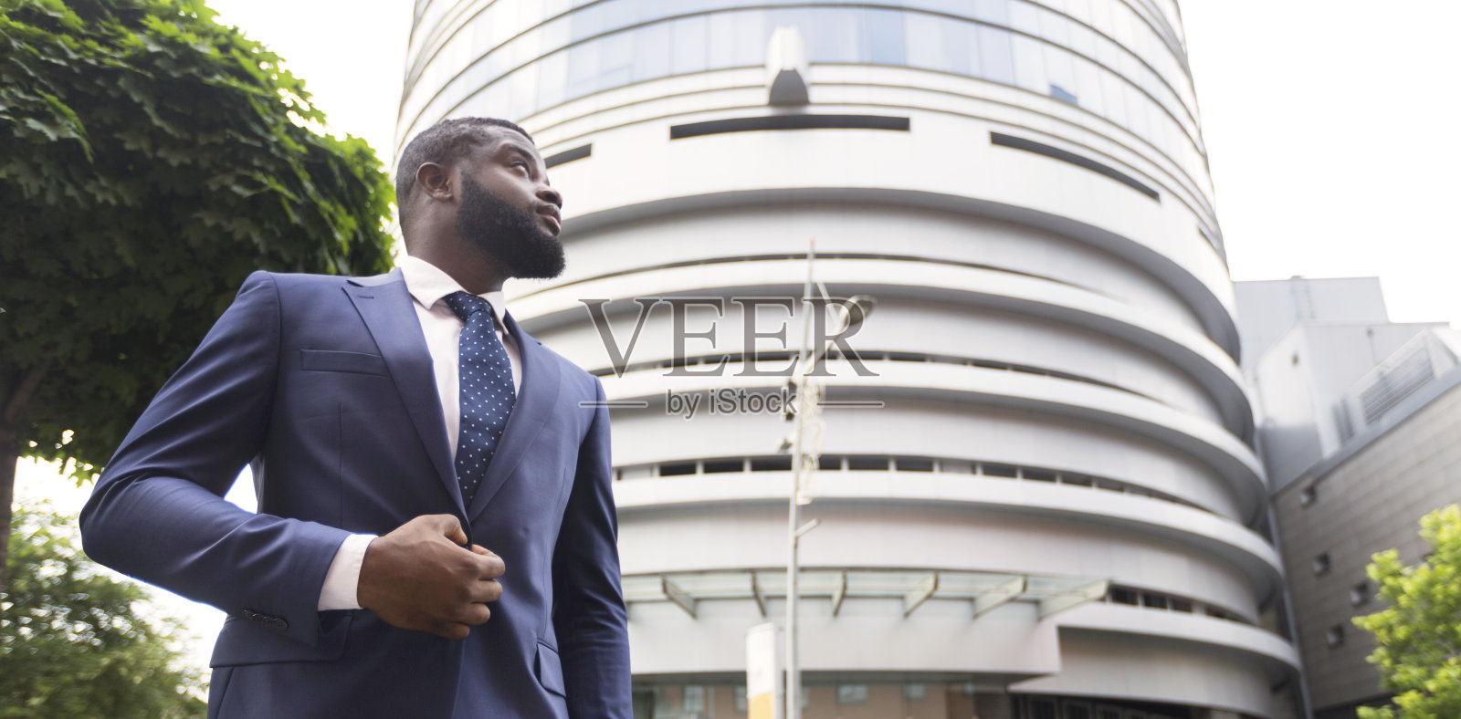 自信的黑人商人在现代办公中心背景下照片摄影图片