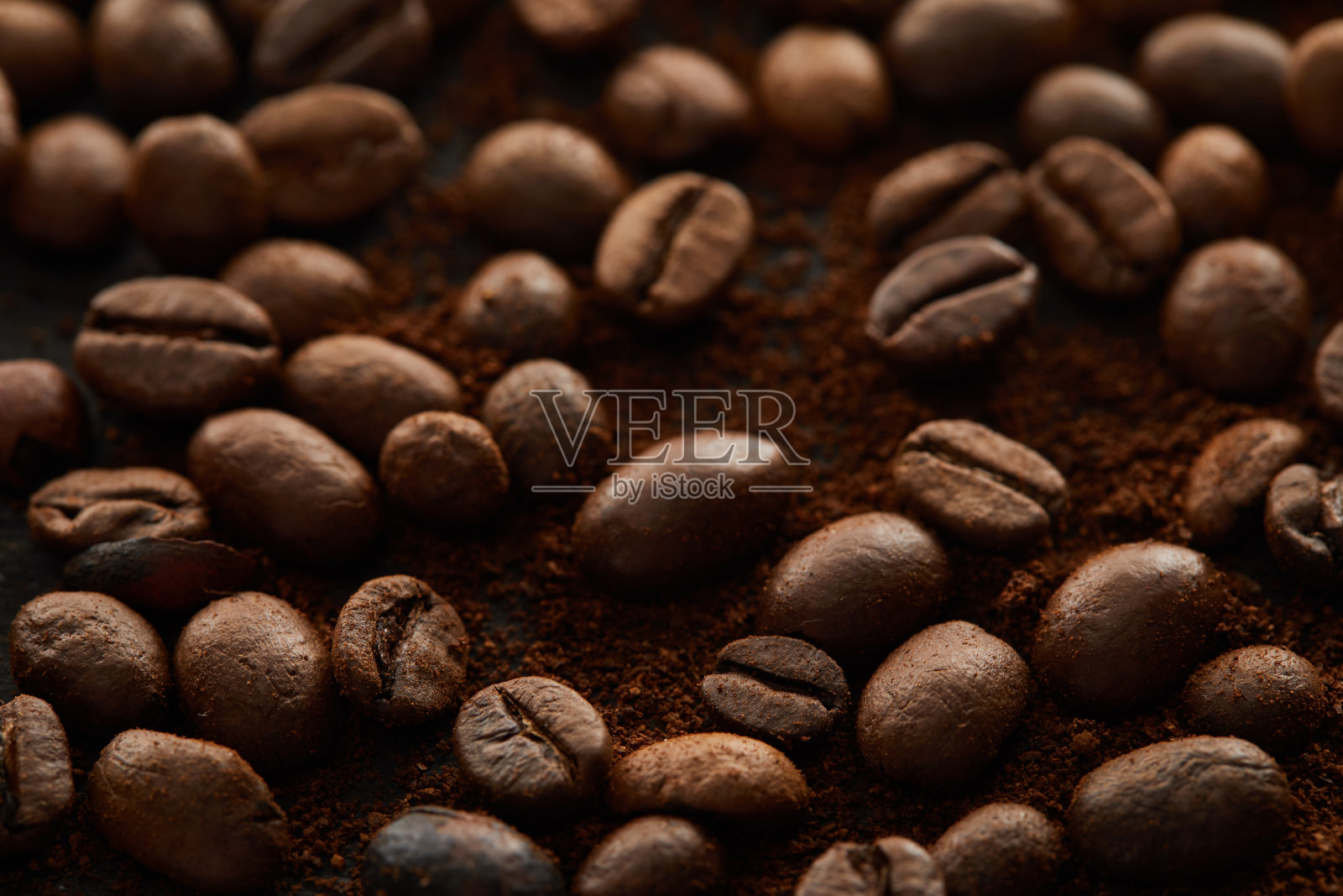 烘烤过的咖啡颗粒与咖啡粉混合照片摄影图片