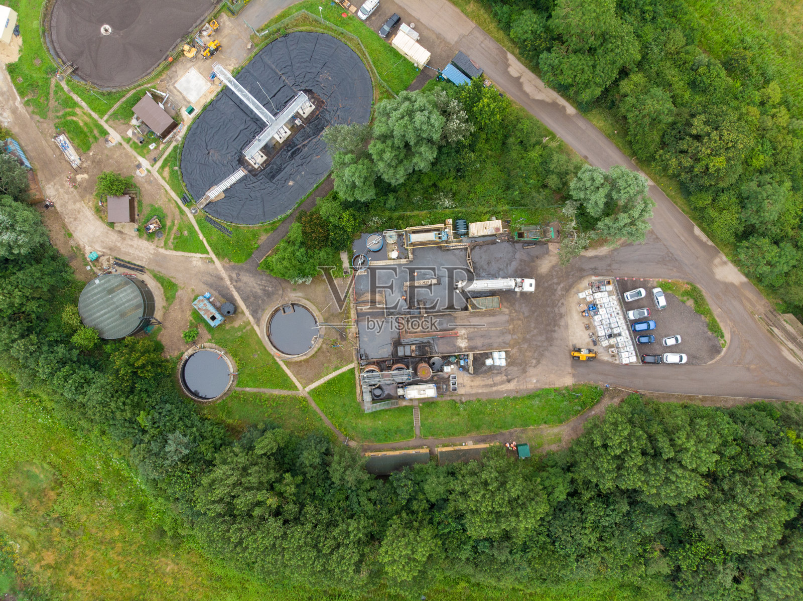 在一个阳光明媚的日子里,无人机拍摄的位于乡村的污水处理厂的航拍照片照片摄影图片