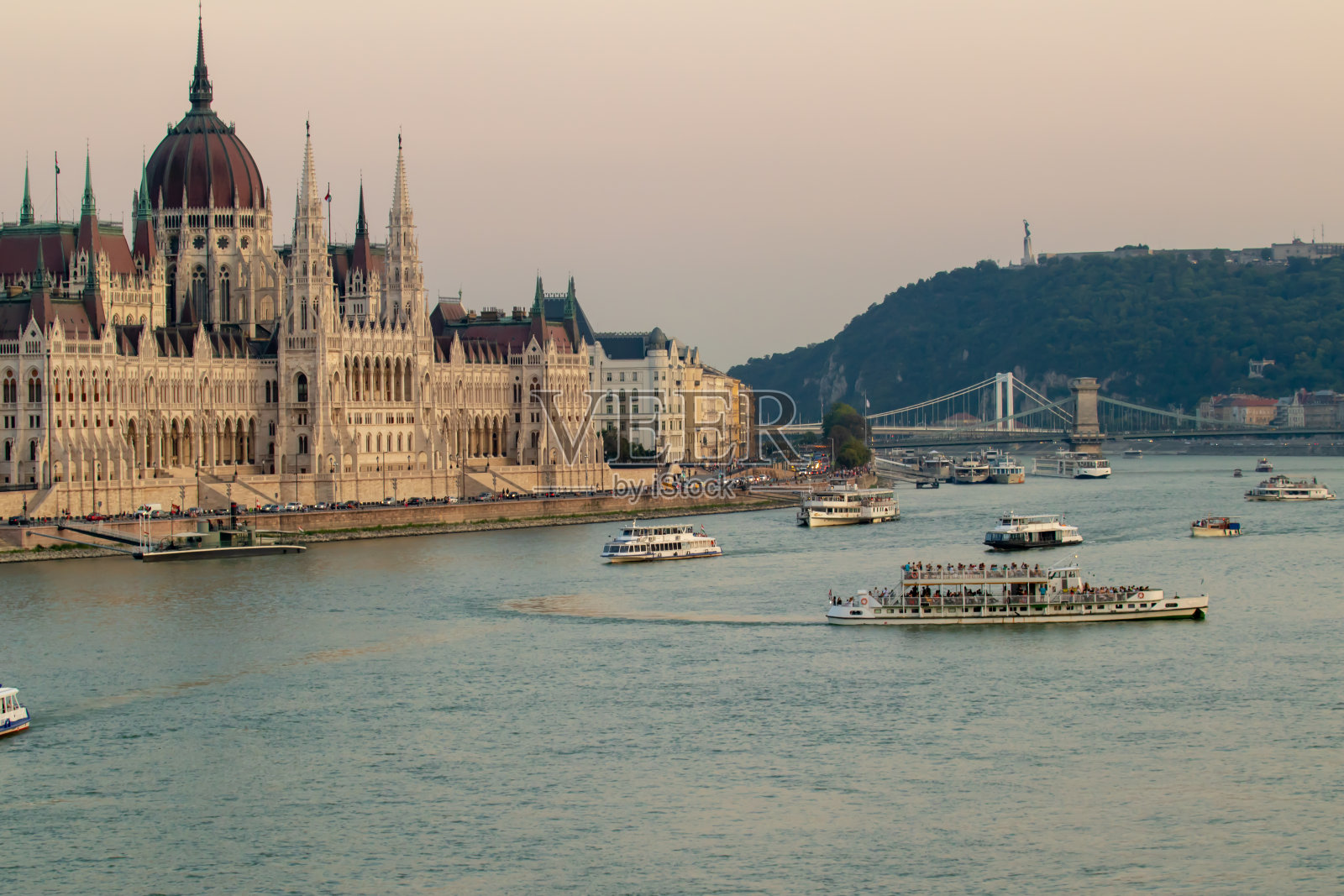 布达佩斯玛格丽特桥的黄昏:多瑙河首都风光照片摄影图片