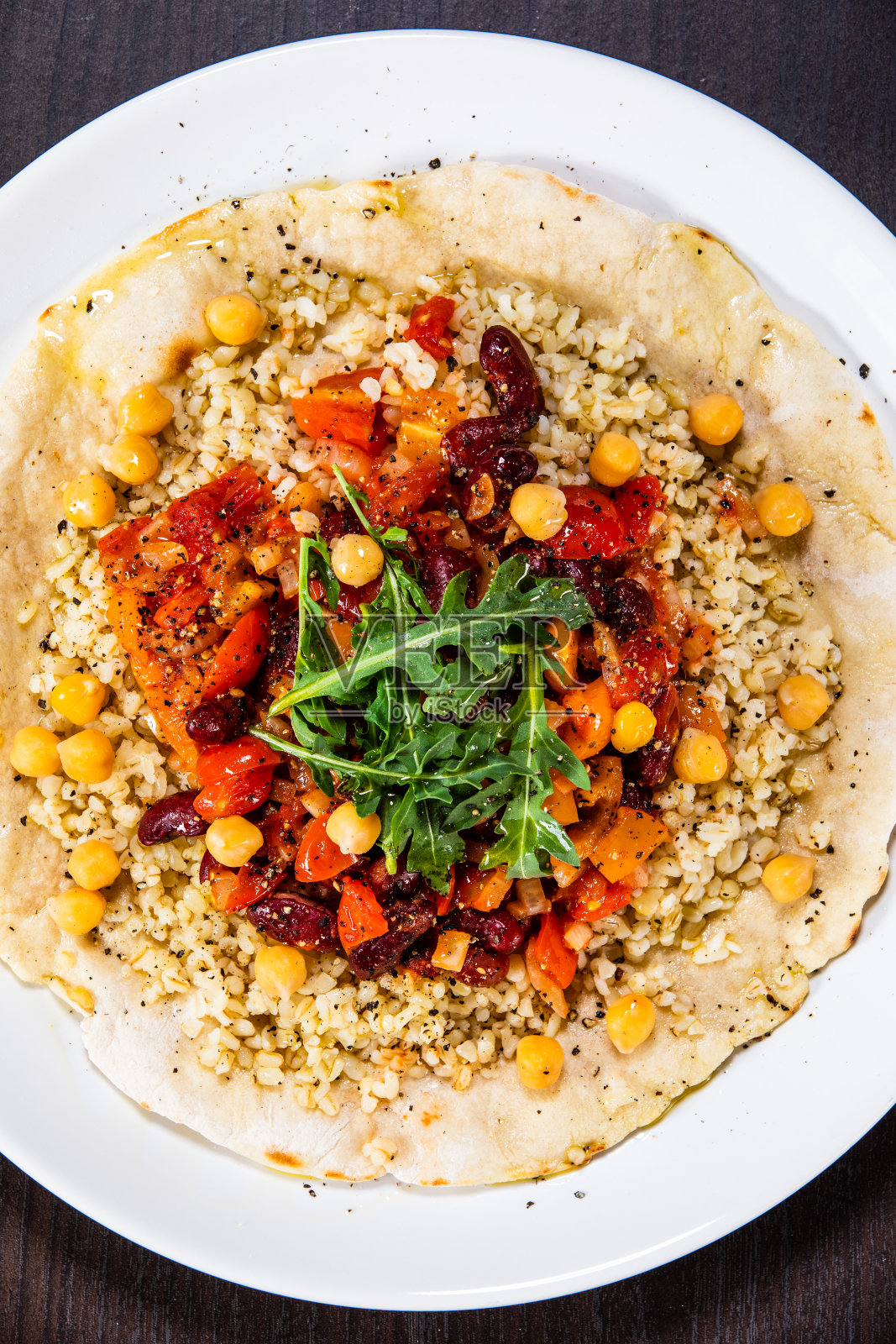 玉米粉圆饼上的蔬菜照片摄影图片