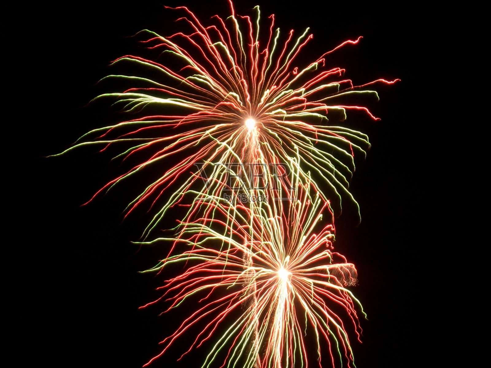 黑色天空的彩色烟花照片照片摄影图片