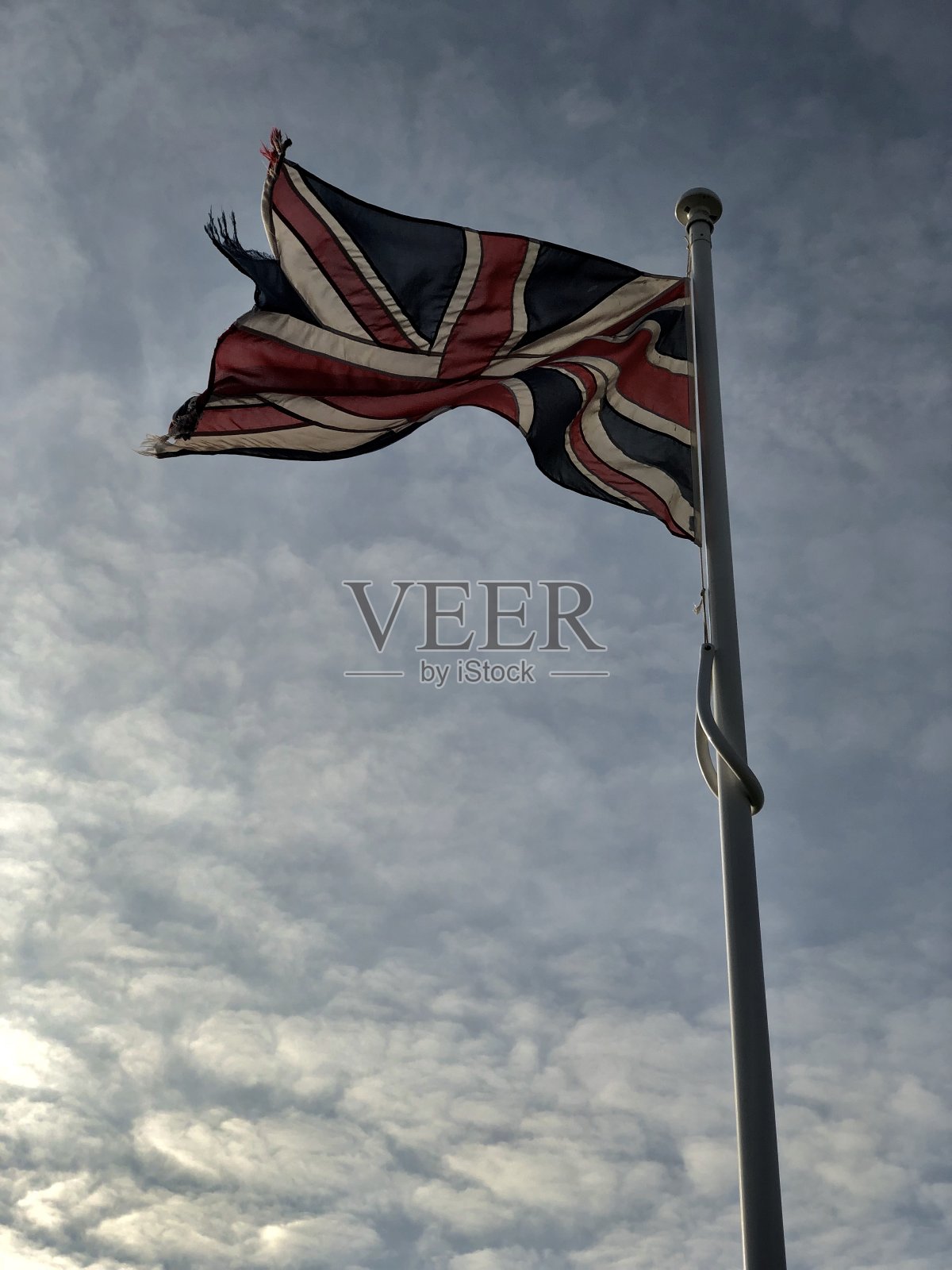 黄昏时分撕破的英国国旗照片摄影图片