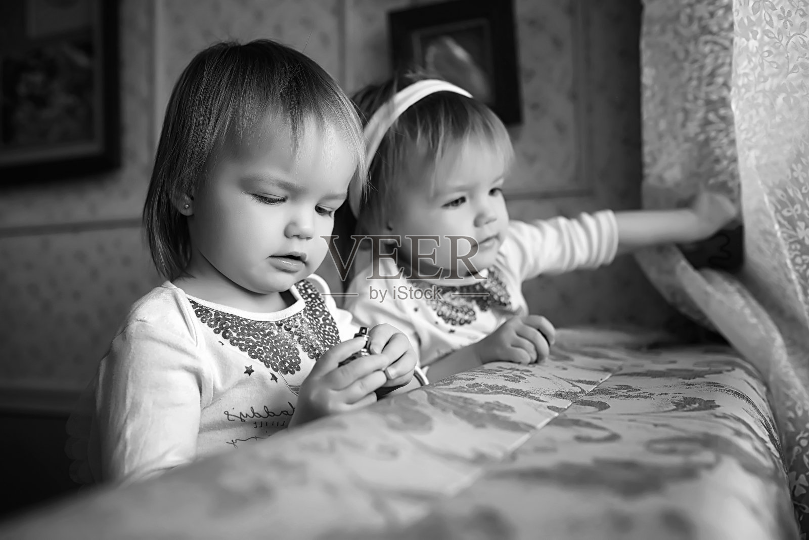 双胞胎女孩的家庭照片摄影图片