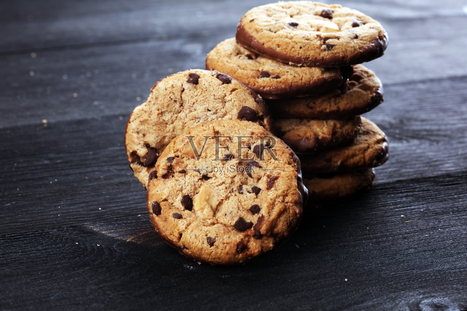 木桌上放着巧克力饼干。巧克力曲奇饼放在桌上照片摄影图片
