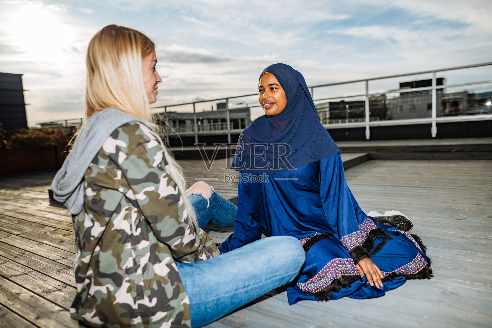 北欧青年生活方式:分享秘密的多元种族朋友照片摄影图片