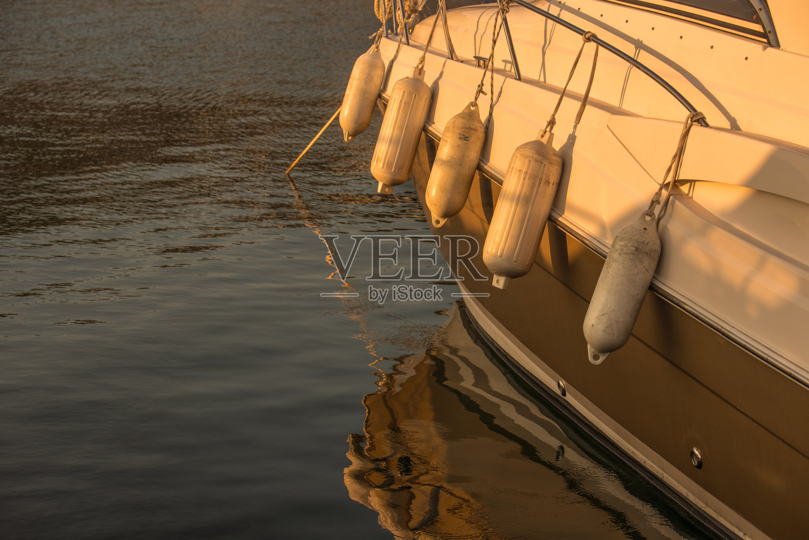 码头上的游艇照片摄影图片