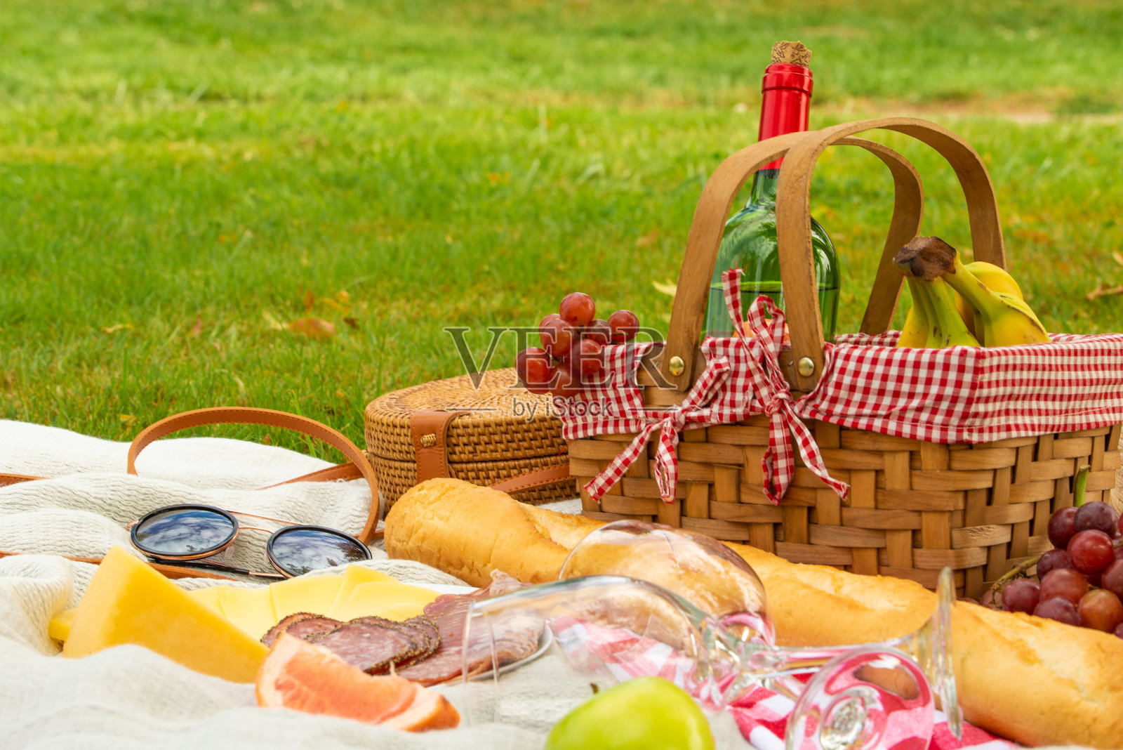 野餐,露营篮子,葡萄酒,玻璃杯和水果,家庭野餐的背景与空间。夏季和心情。周末和假期,阳光心情照片摄影图片
