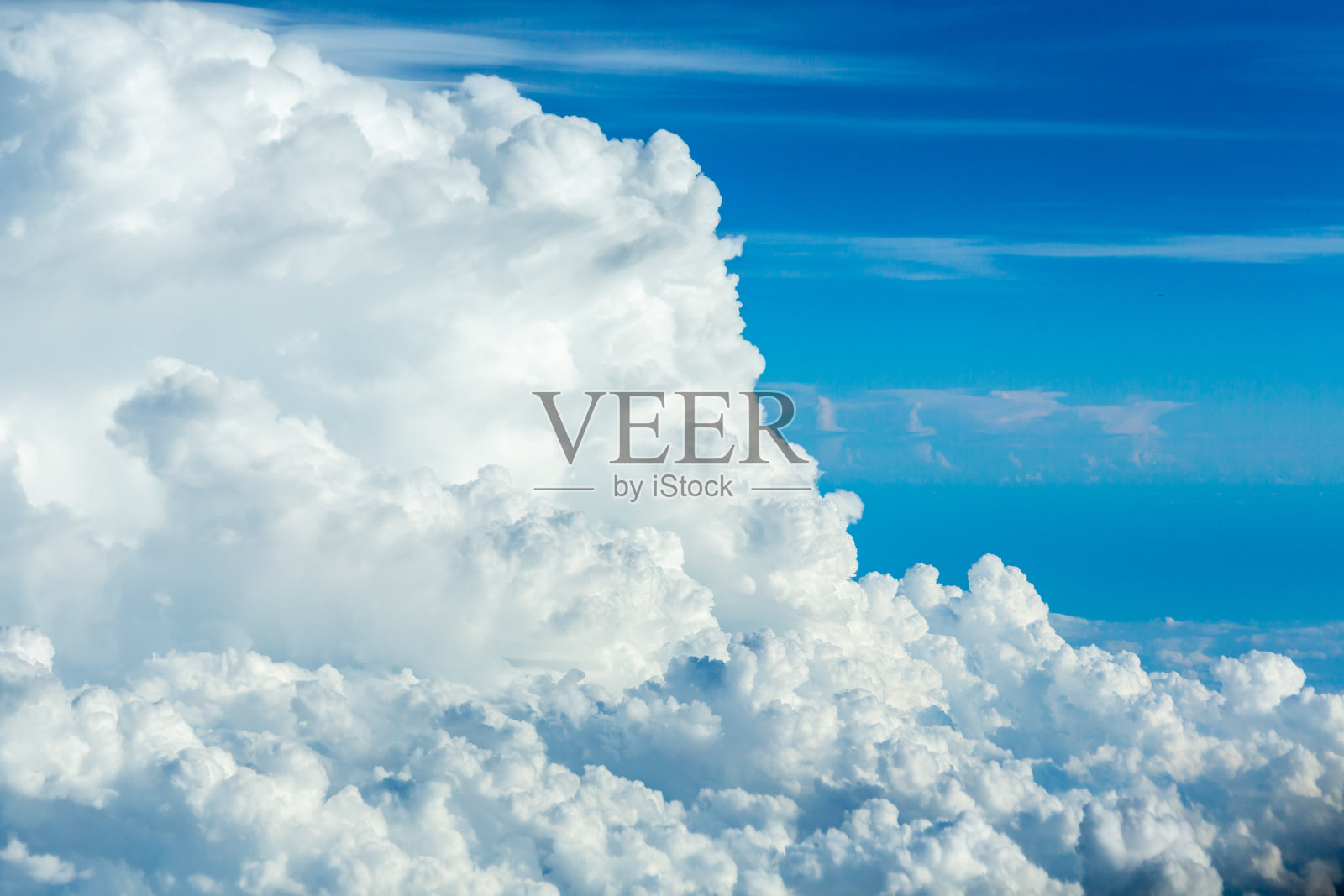 蓝色的天空和小云朵的背景。全景照片摄影图片