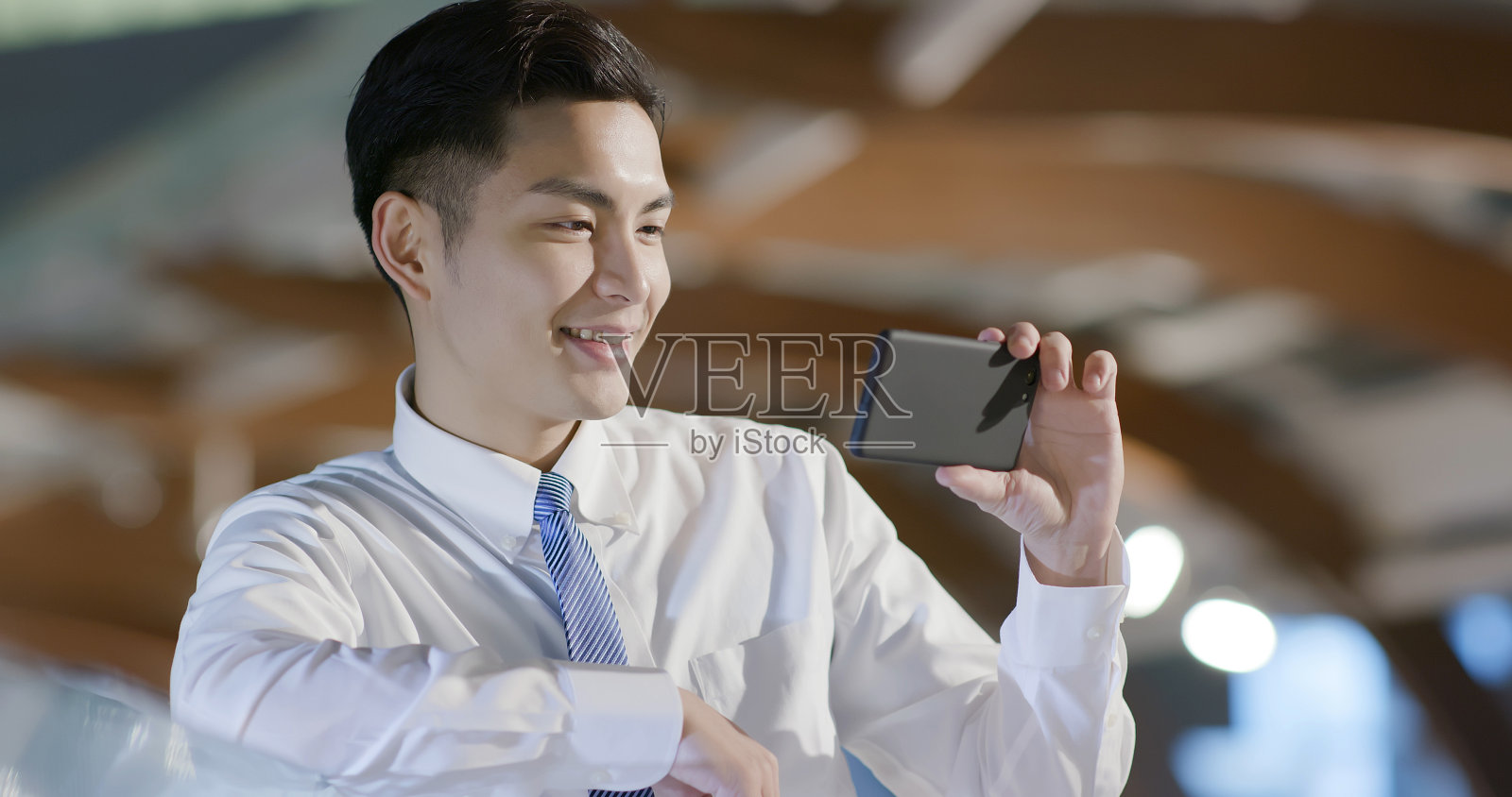 商人用手机看视频照片摄影图片
