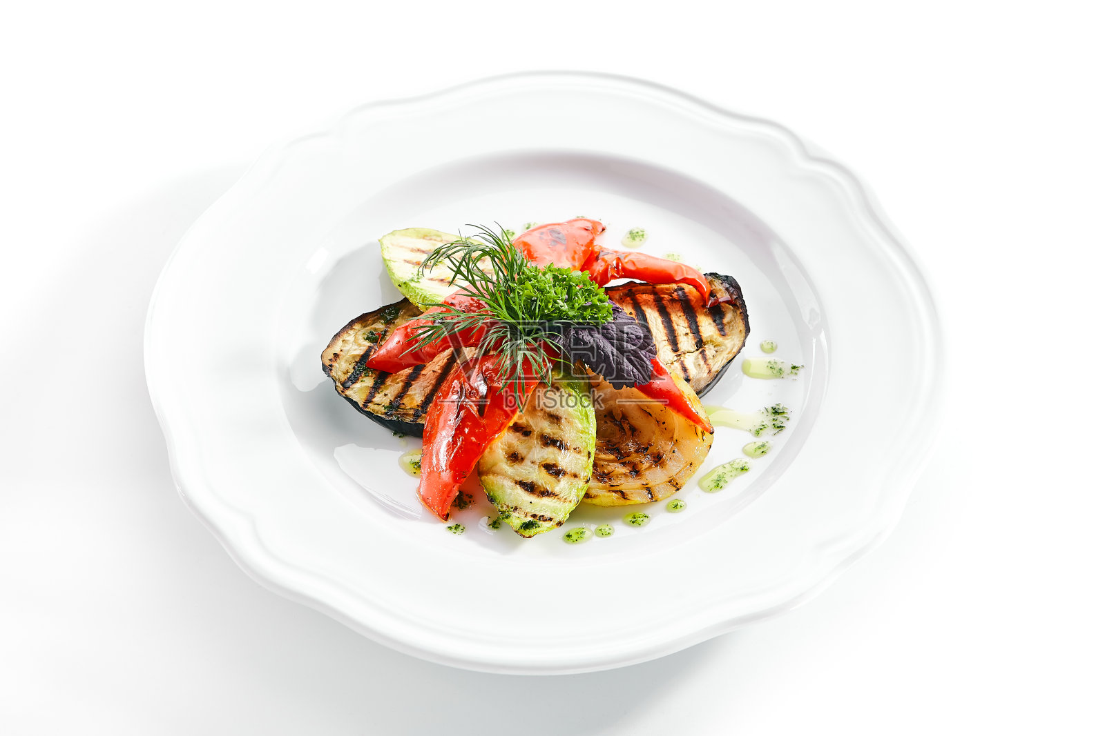 白色餐厅盘子烤蔬菜和新鲜的绿色孤立照片摄影图片