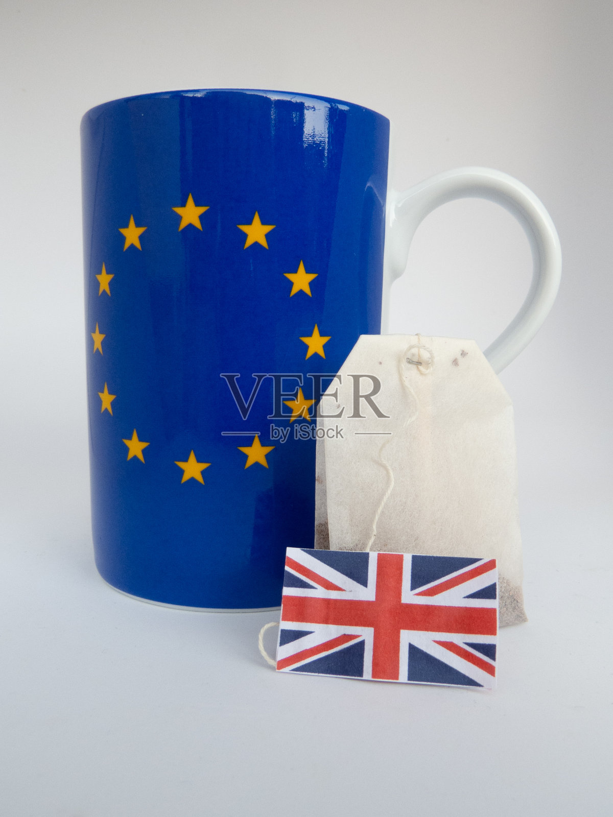 茶杯和茶包被隔离在白色的背景上照片摄影图片