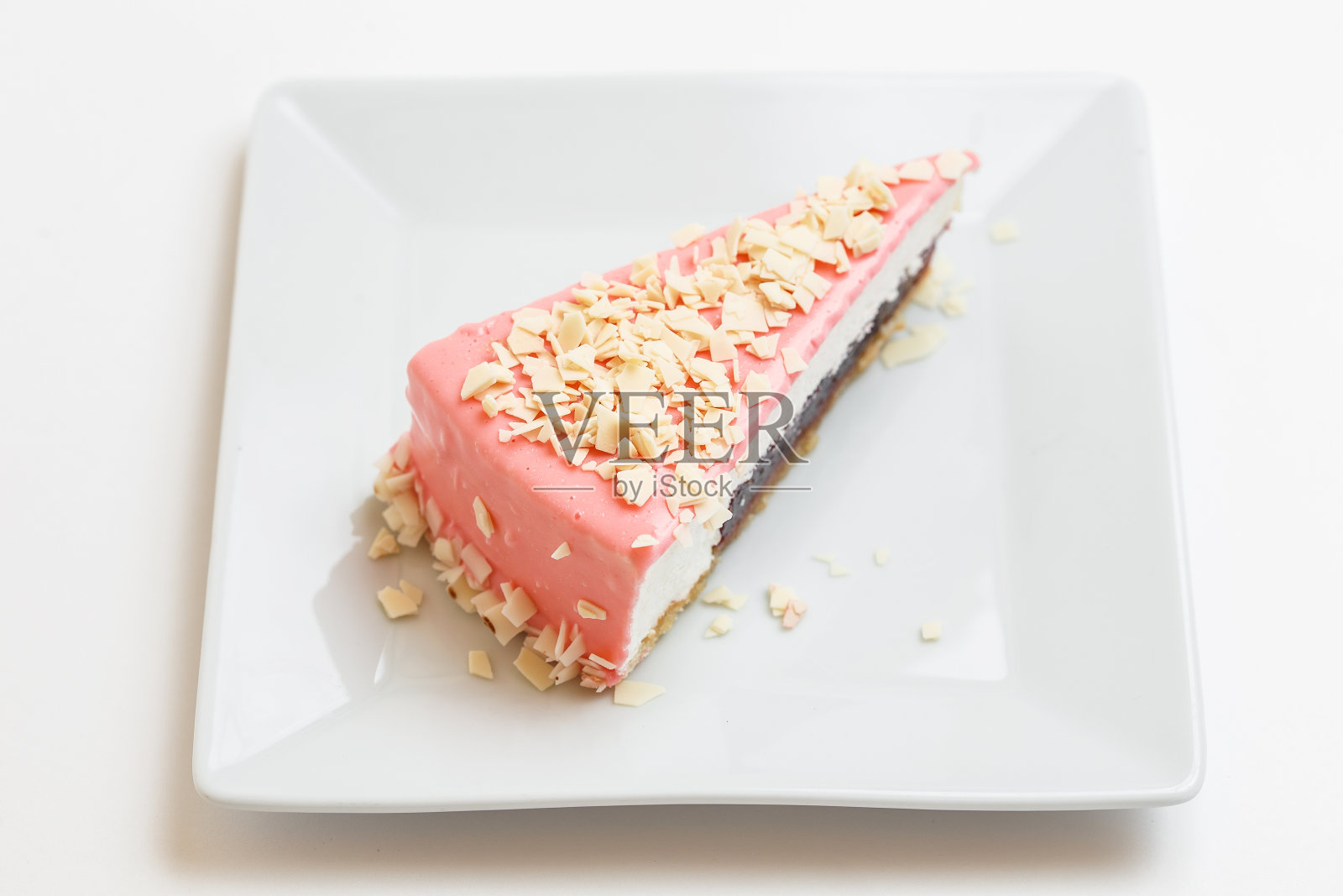 白色背景的盘子上的一块蛋糕照片摄影图片