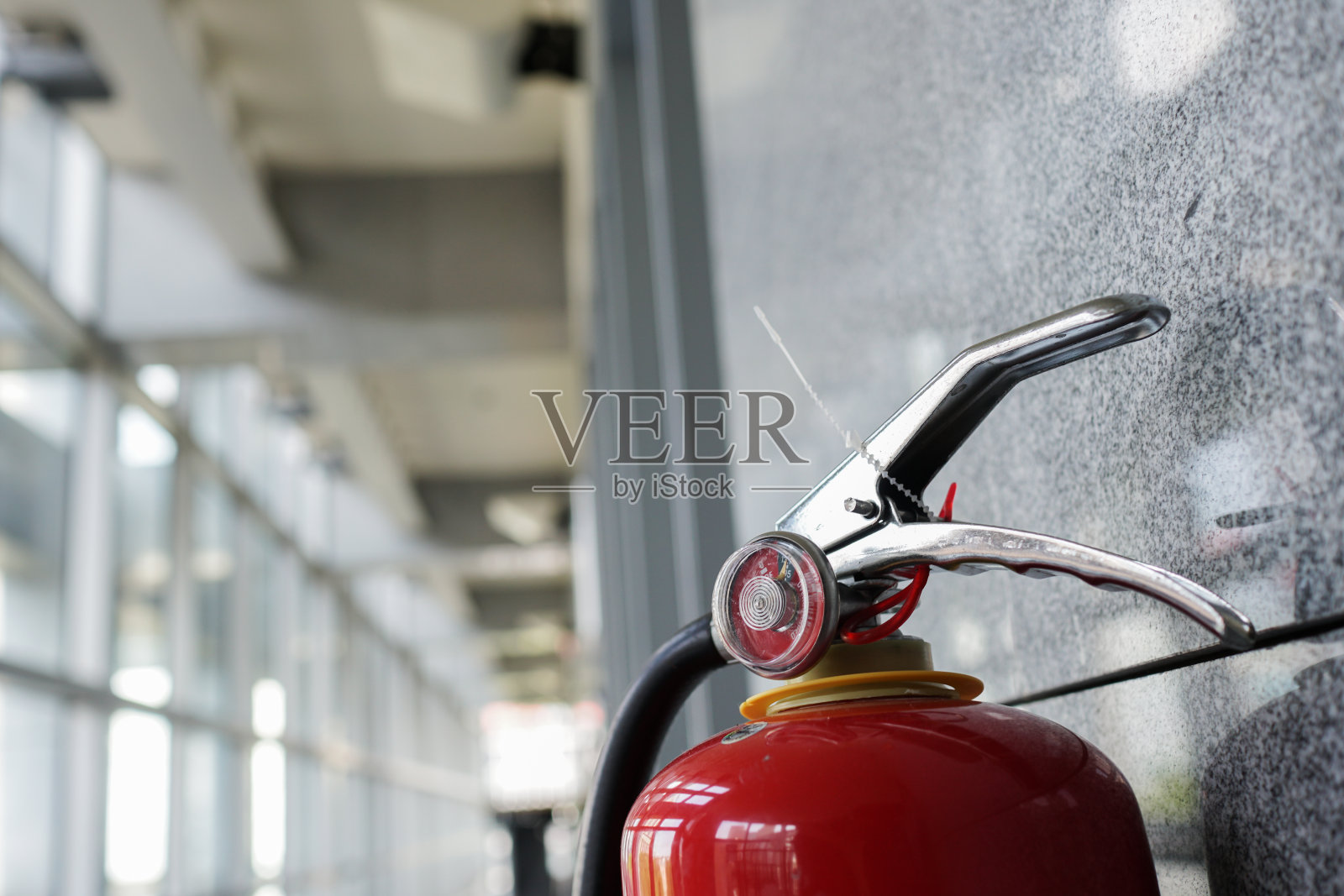 灭火器的特写。建筑物内部公共场所。位置在公共场所的走廊。照片摄影图片