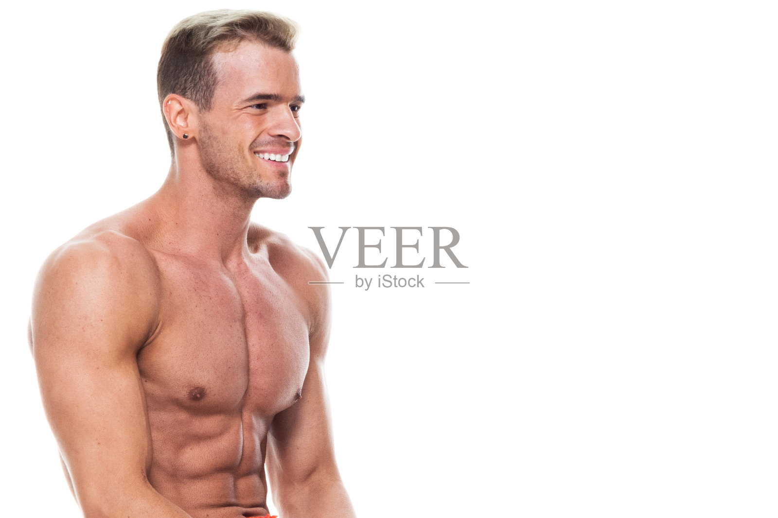 帅哥赤膊而坐,穿着板短裤照片摄影图片