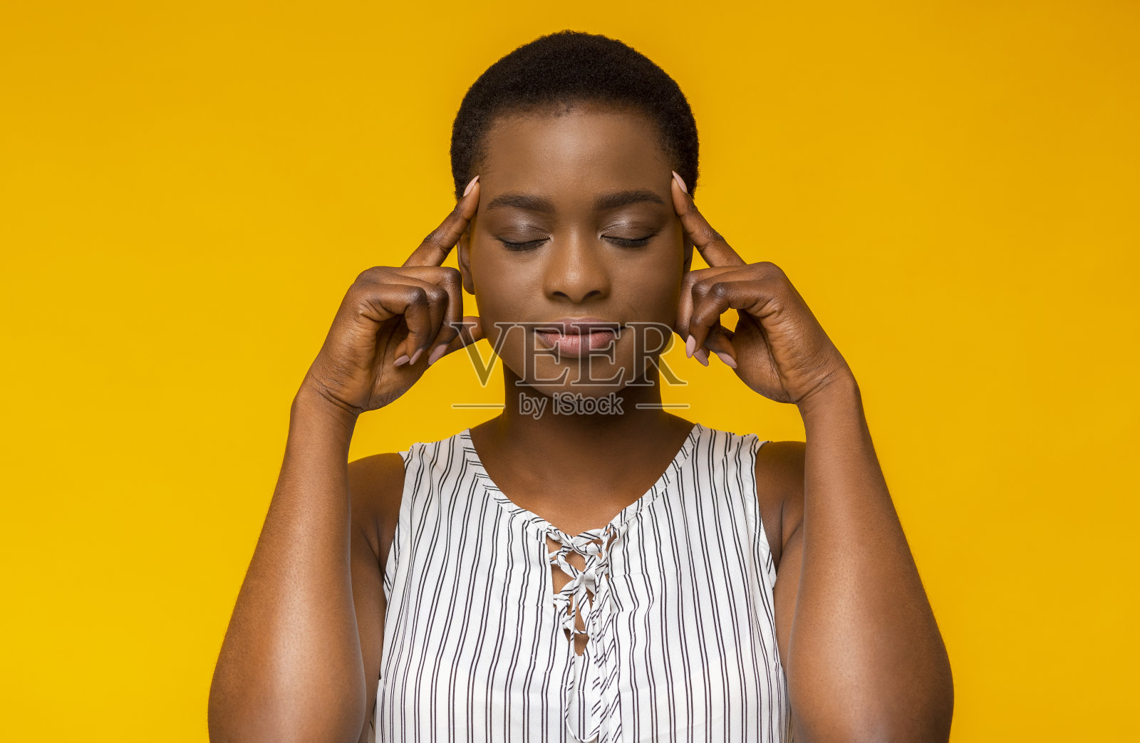 专注的黑人妇女按压太阳穴照片摄影图片