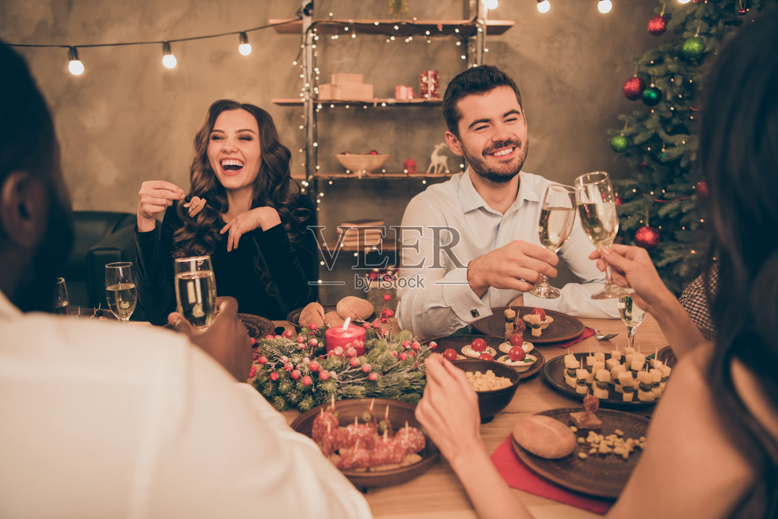 漂亮的吸引人的可爱的聪明的时髦的愉快的愉快的积极的高兴的兴奋的家伙有乐趣的度过节日的事件冬天12月的场合笑叮当祝贺在装饰的房子房间照片摄影图片