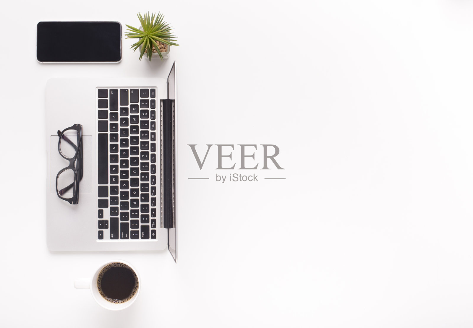 俯视图订购的桌面与笔记本电脑,咖啡和手机照片摄影图片