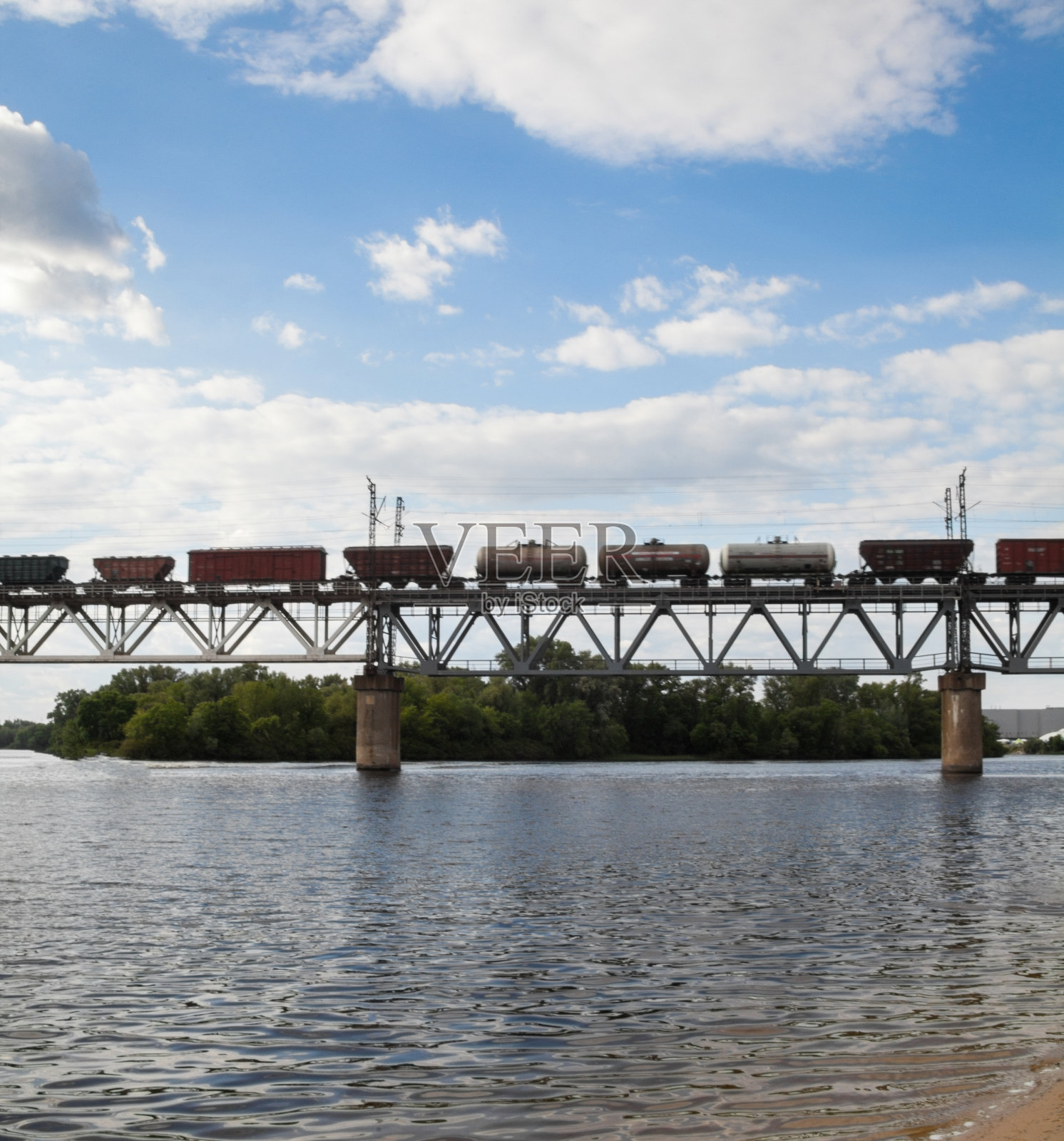 基辅(乌克兰)横跨第聂伯河的铁路桥照片摄影图片