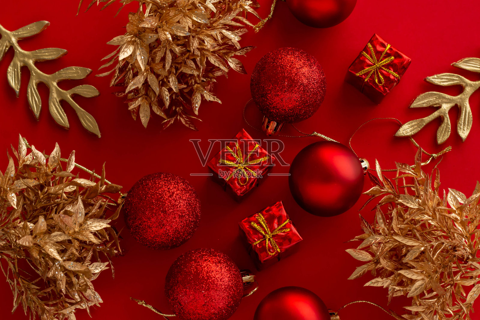 红色背景的圣诞装饰照片摄影图片