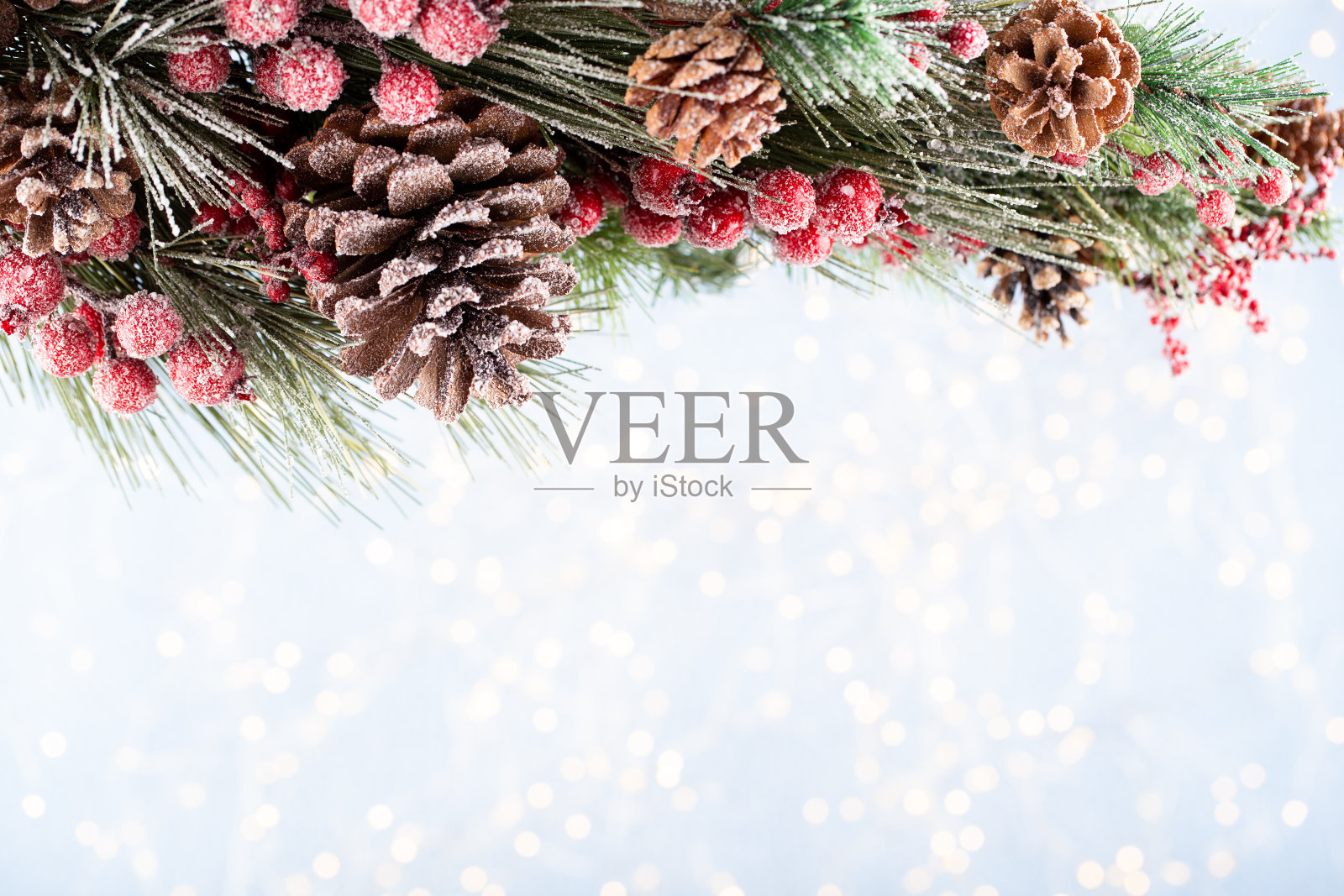 圣诞树与散焦背景。圣诞快乐,恭贺新禧。圣诞的背景用雪花冷杉树。顶部视图与复制空间的文本。照片摄影图片