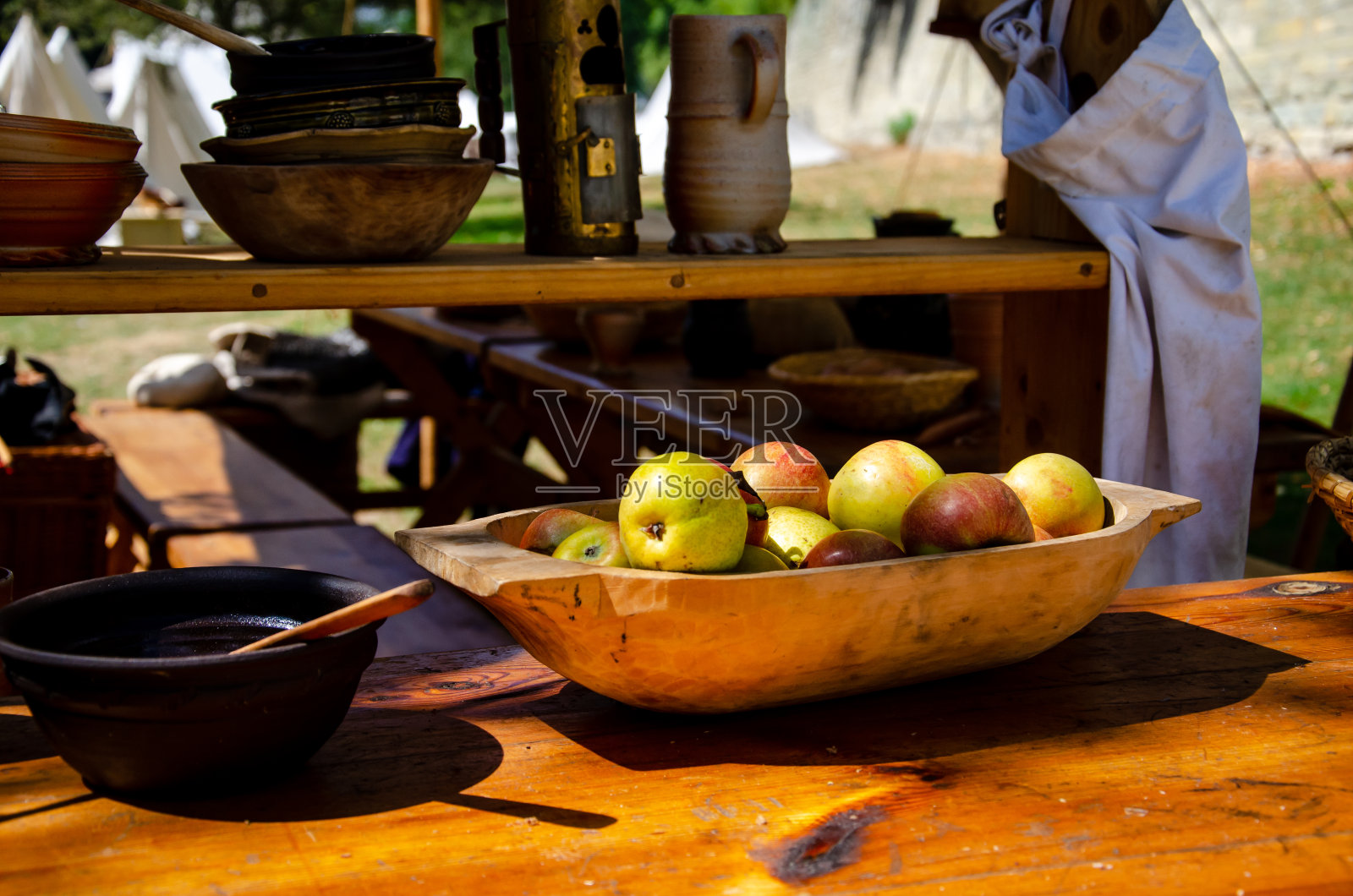 中世纪的菜肴和中世纪节日的生活。照片摄影图片