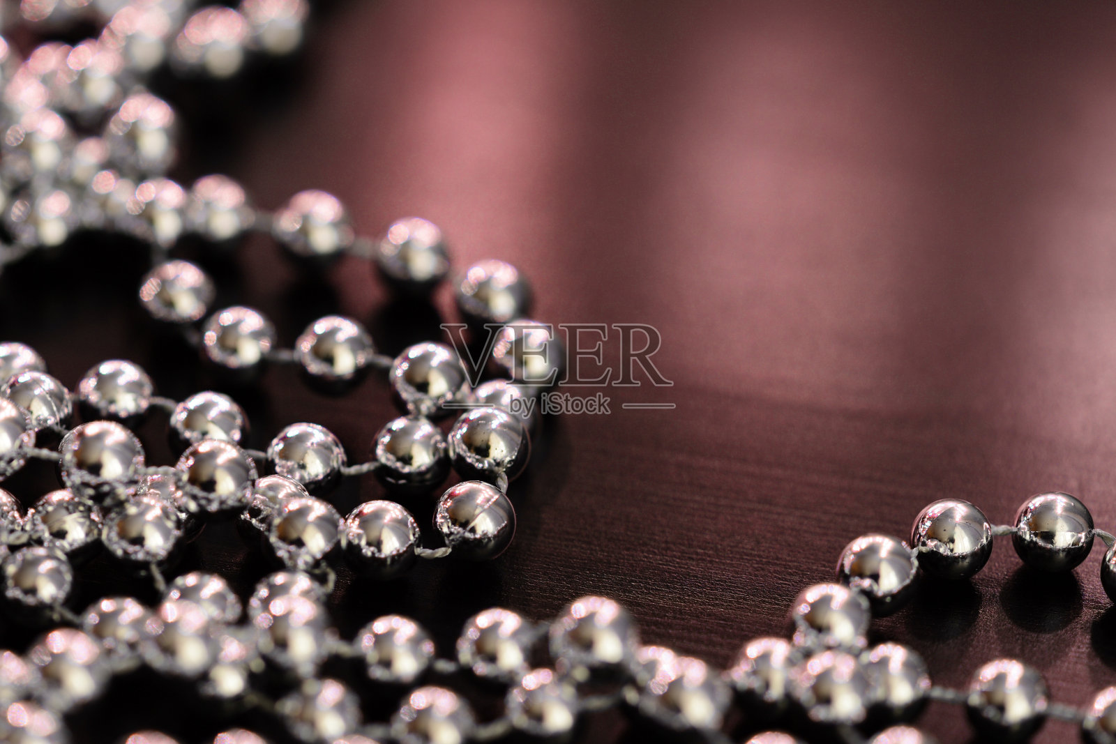 银色圣诞装饰在一个黑暗的木制背景近距离照片摄影图片