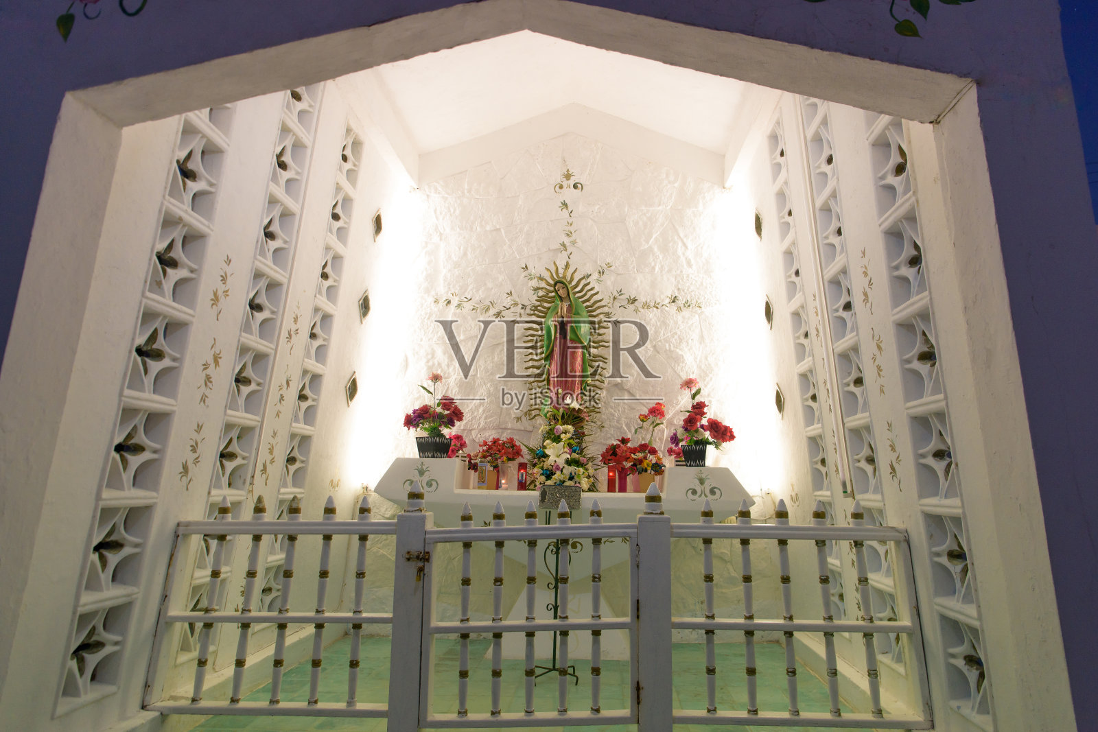 天主教堂中圣母玛利亚的祭坛。照片摄影图片