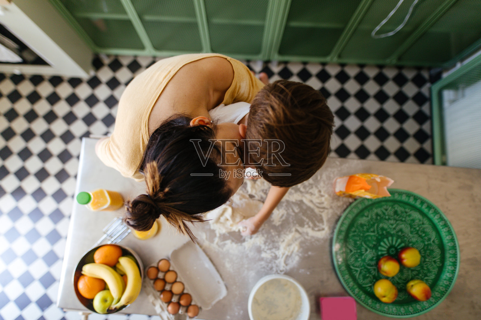 和妈妈一起烘焙照片摄影图片