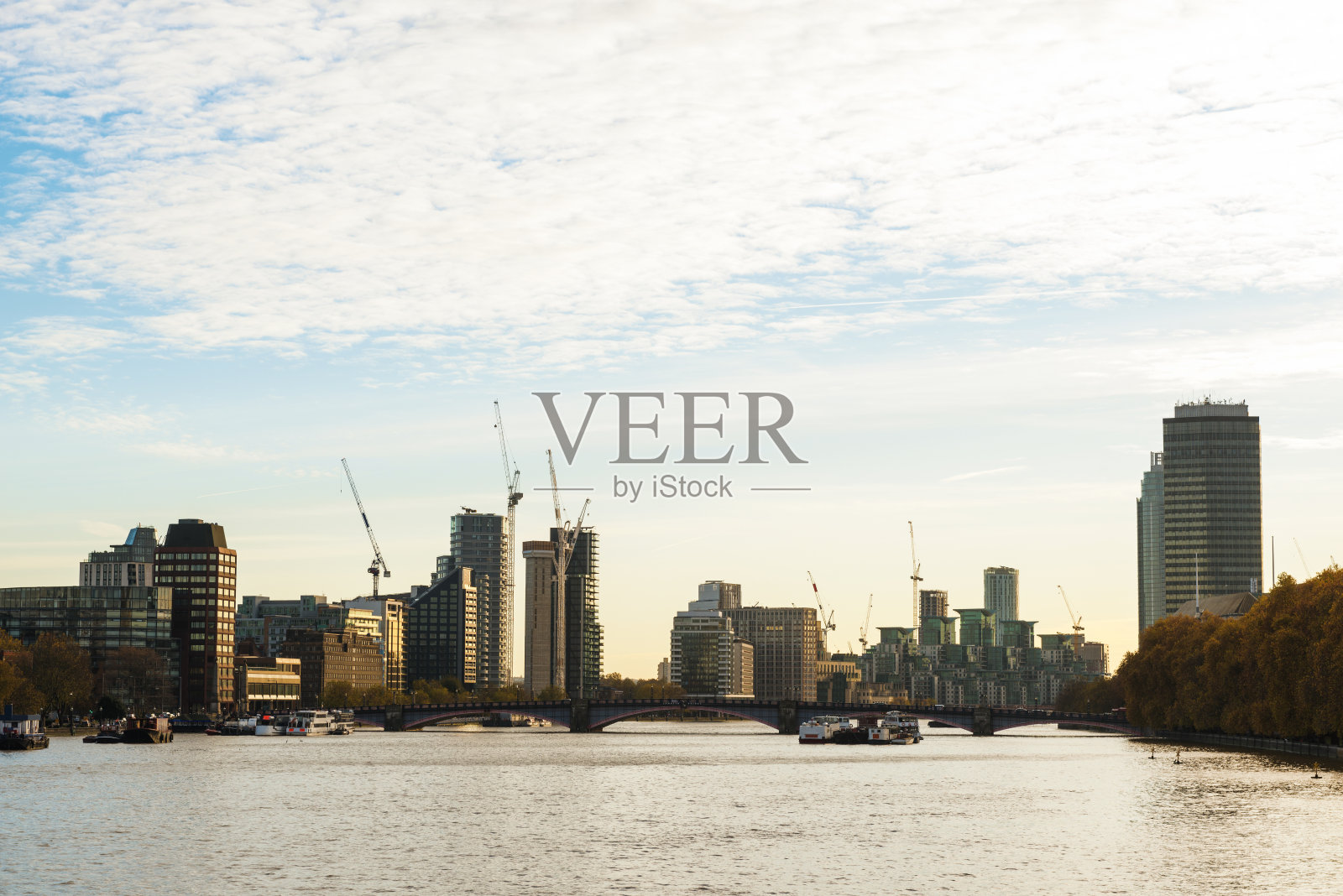 英国伦敦阴天下的伦敦城天际线照片摄影图片