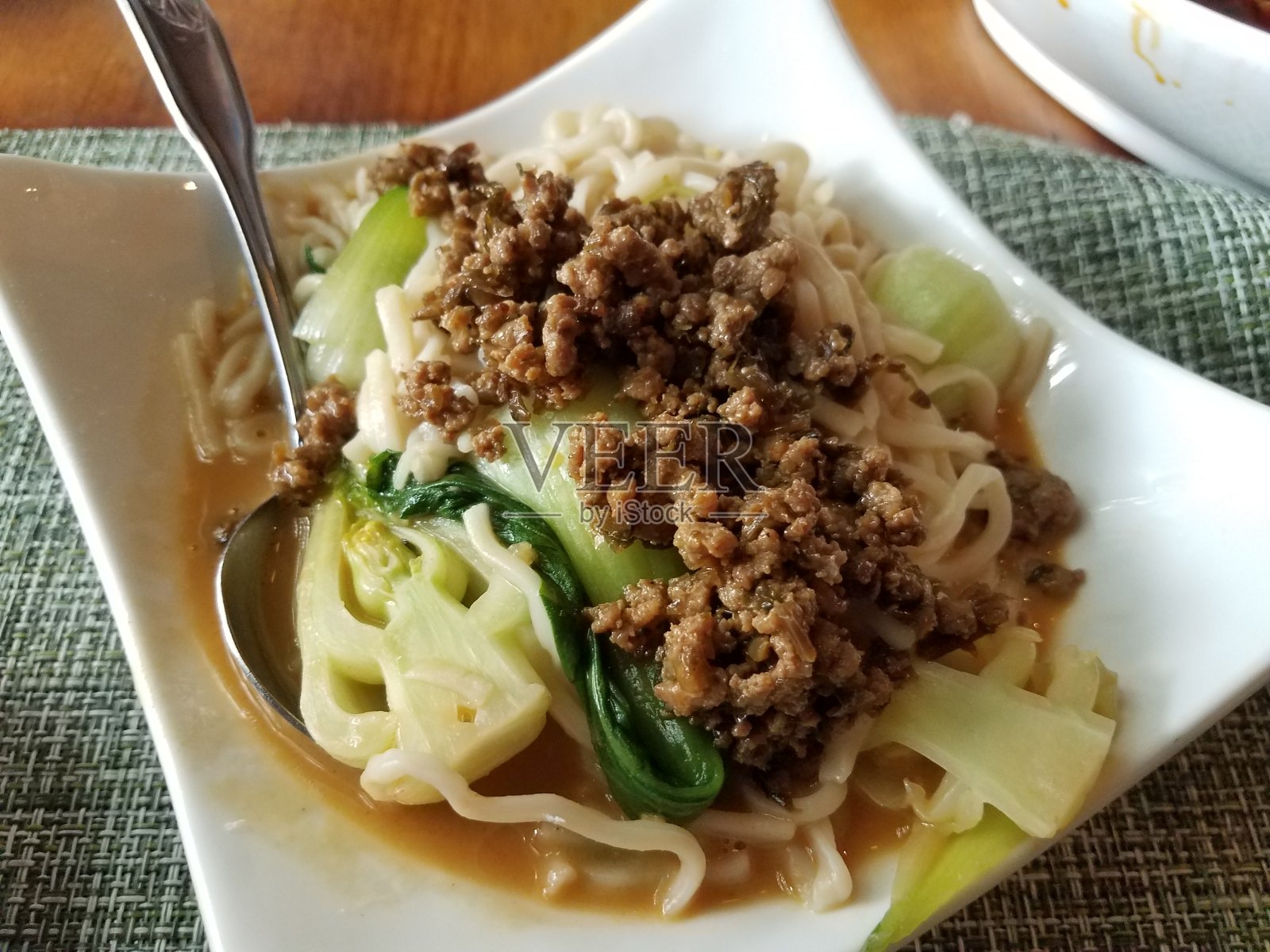 一种用牛肉和蔬菜做成的面条照片摄影图片