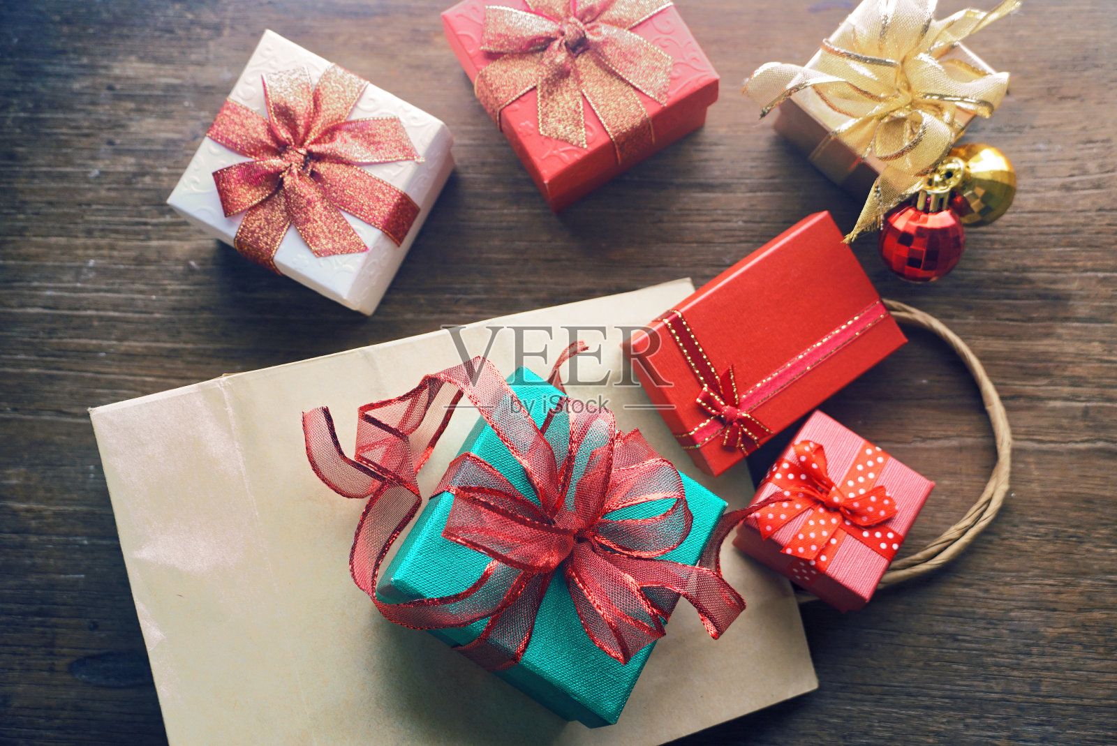 Topview组礼品盒和购物盒显示在木背景上。照片摄影图片