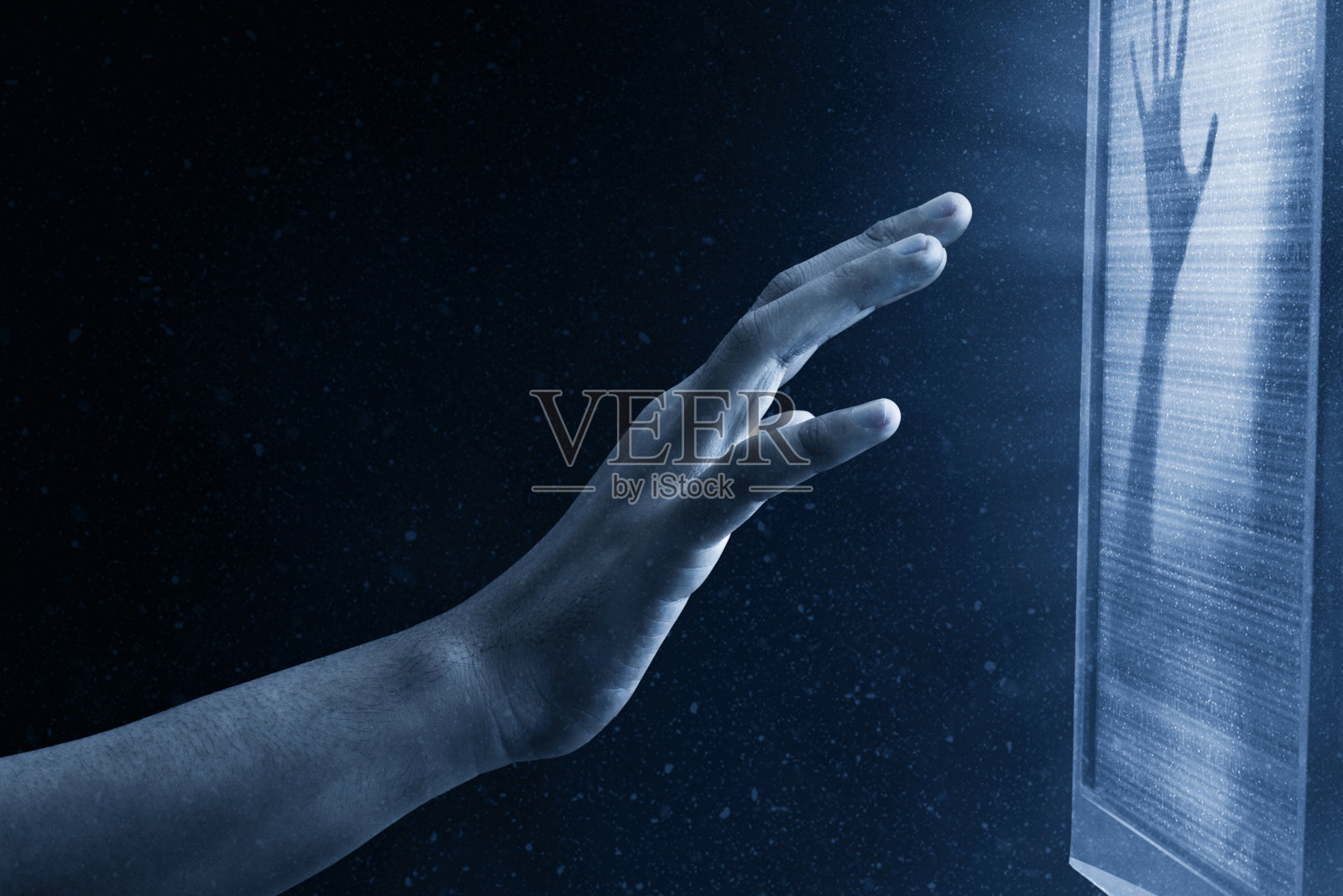 看恐怖电影照片摄影图片