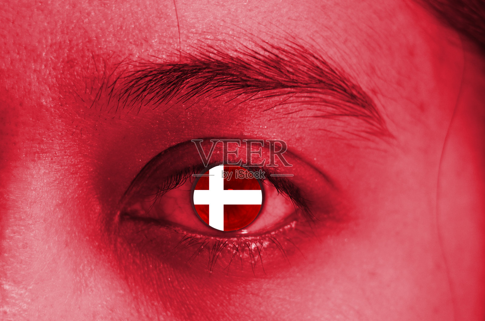 下面是丹麦国旗红色的人脸和眼睛。照片摄影图片
