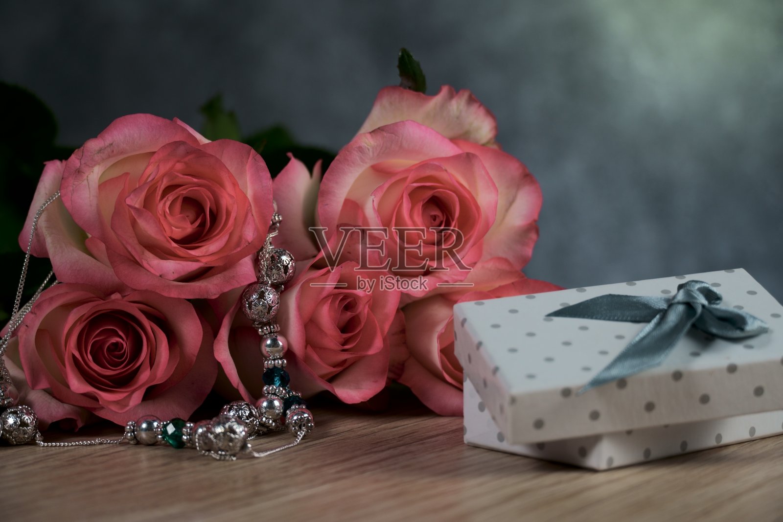 Dolce vita玫瑰与点缀白色礼物盒在木材背景照片摄影图片