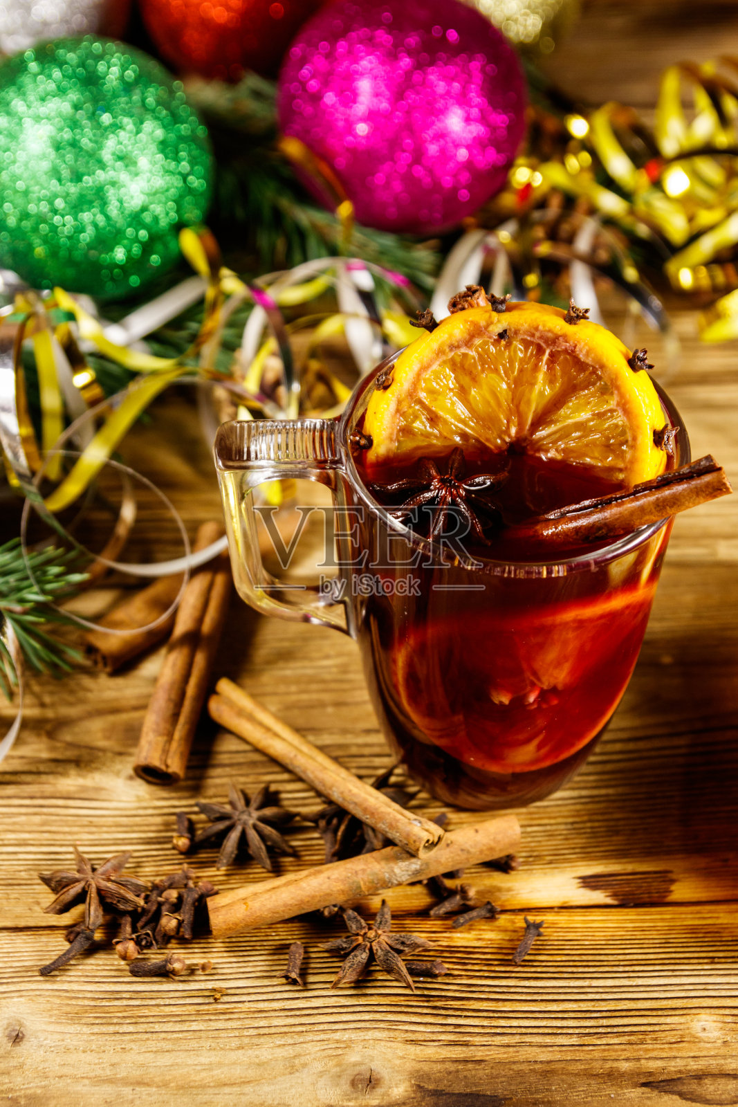 圣诞香料热葡萄酒和圣诞装饰木桌照片摄影图片