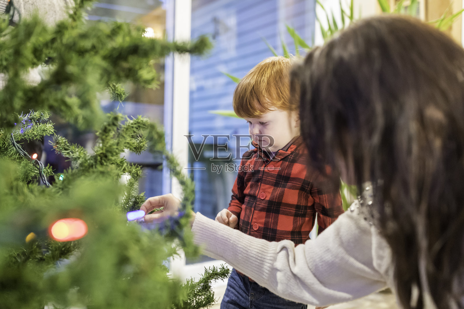家庭安装节日装饰照片摄影图片