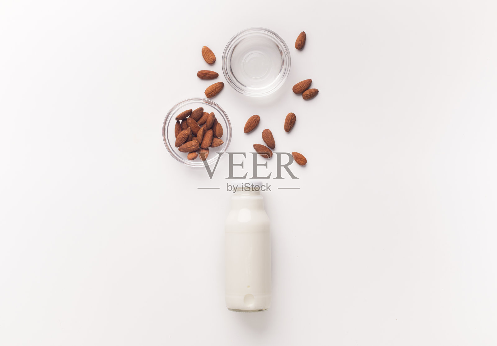 在白色背景的玻璃瓶里的素食杏仁牛奶照片摄影图片
